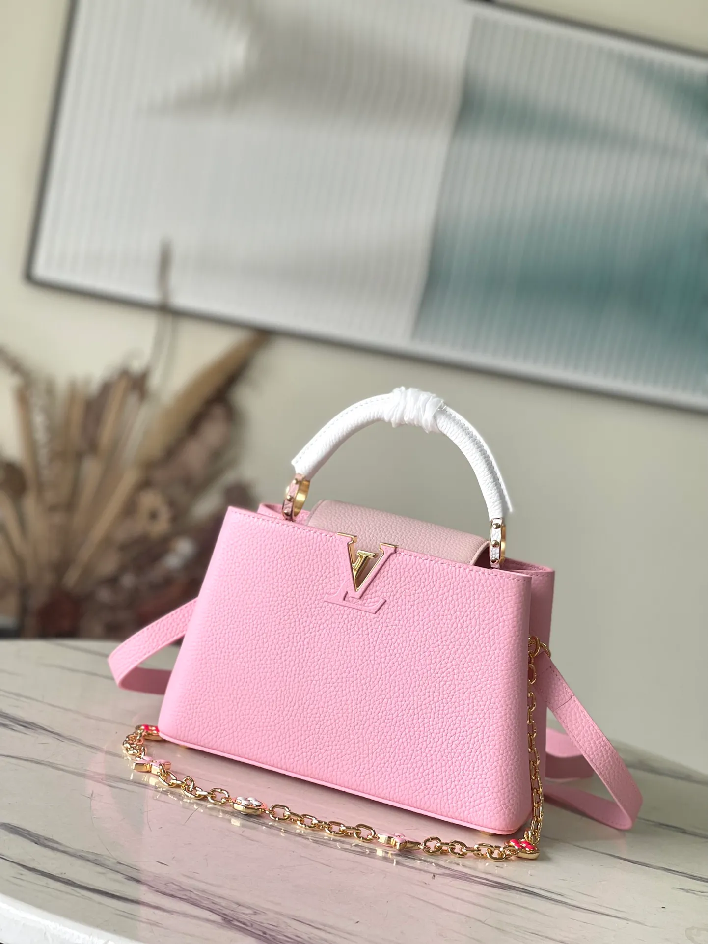 💰2200 (special grade original leather) M22375 pink color matching enamel flower chain. This Capucines handbag is made of Taurillon leather, which vaguely reflects the changes in shades of the same color, making the classic configuration more eye-catching. It is paired with an enamel Monogram flower chain. It can be carried by hand, on the elbow or attached to the shoulder strap or crossbody. Size: 27*18*9cm