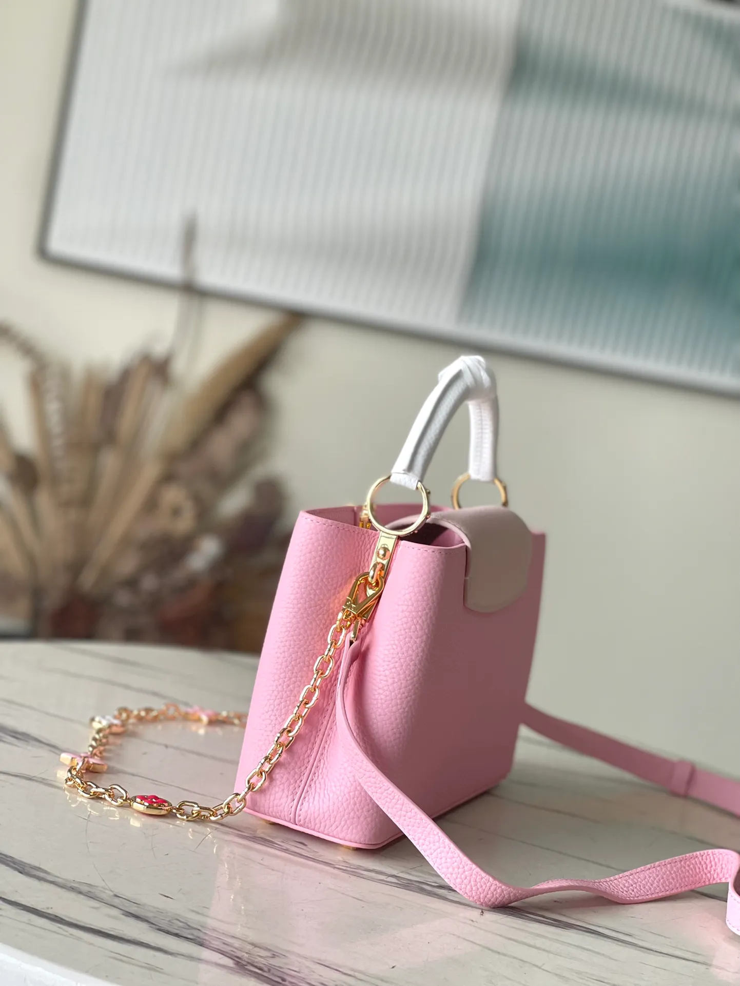 💰2200 (special grade original leather) M22375 pink color matching enamel flower chain. This Capucines handbag is made of Taurillon leather, which vaguely reflects the changes in shades of the same color, making the classic configuration more eye-catching. It is paired with an enamel Monogram flower chain. It can be carried by hand, on the elbow or attached to the shoulder strap or crossbody. Size: 27*18*9cm