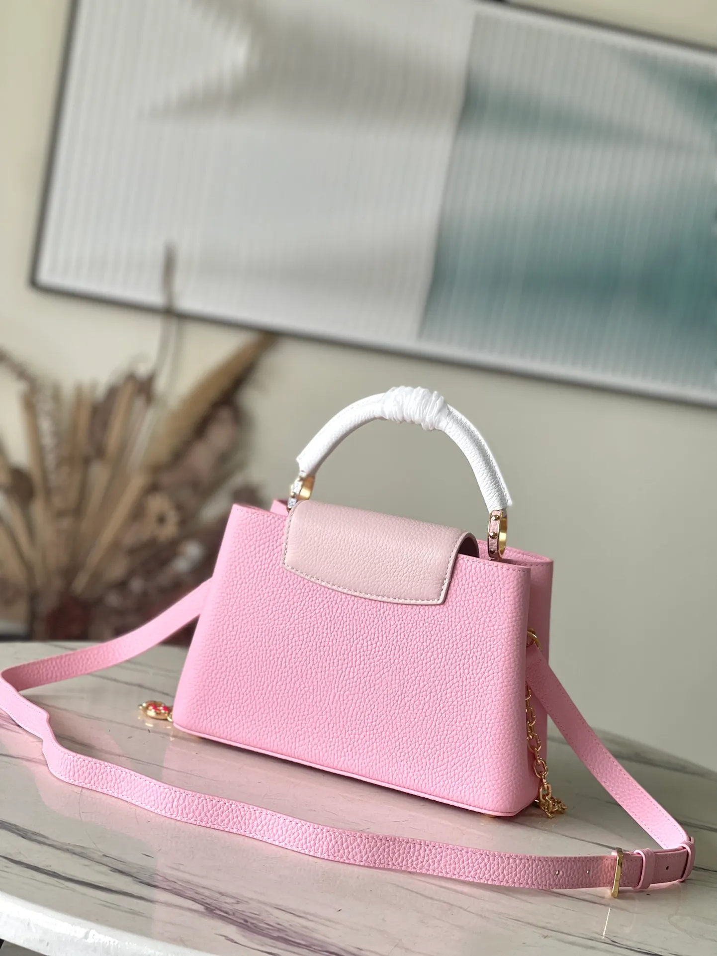 💰2200 (special grade original leather) M22375 pink color matching enamel flower chain. This Capucines handbag is made of Taurillon leather, which vaguely reflects the changes in shades of the same color, making the classic configuration more eye-catching. It is paired with an enamel Monogram flower chain. It can be carried by hand, on the elbow or attached to the shoulder strap or crossbody. Size: 27*18*9cm