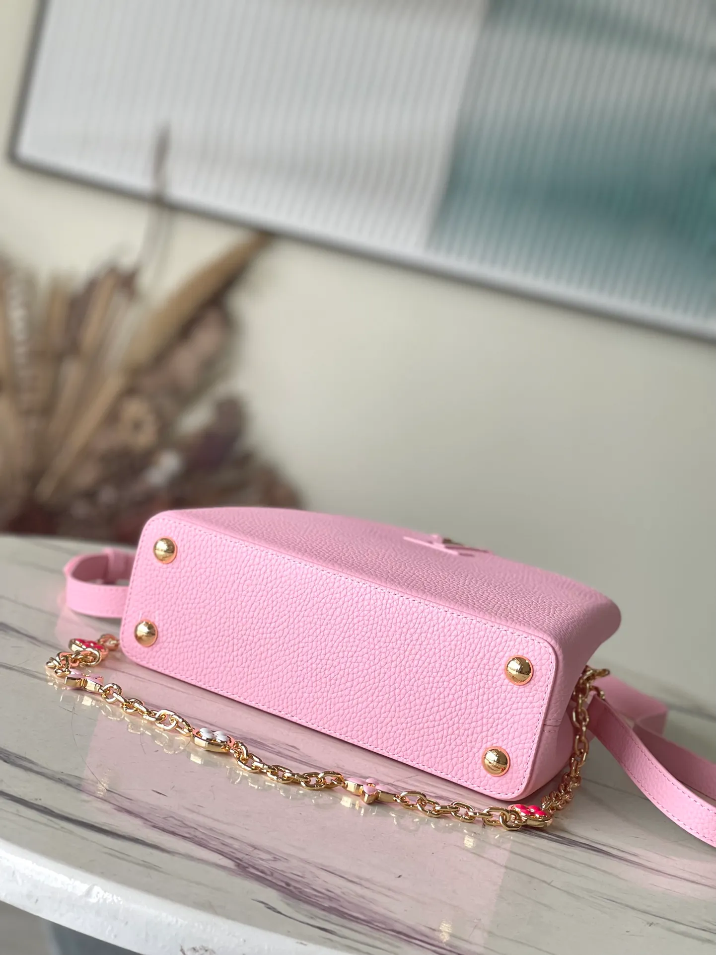 💰2200 (special grade original leather) M22375 pink color matching enamel flower chain. This Capucines handbag is made of Taurillon leather, which vaguely reflects the changes in shades of the same color, making the classic configuration more eye-catching. It is paired with an enamel Monogram flower chain. It can be carried by hand, on the elbow or attached to the shoulder strap or crossbody. Size: 27*18*9cm