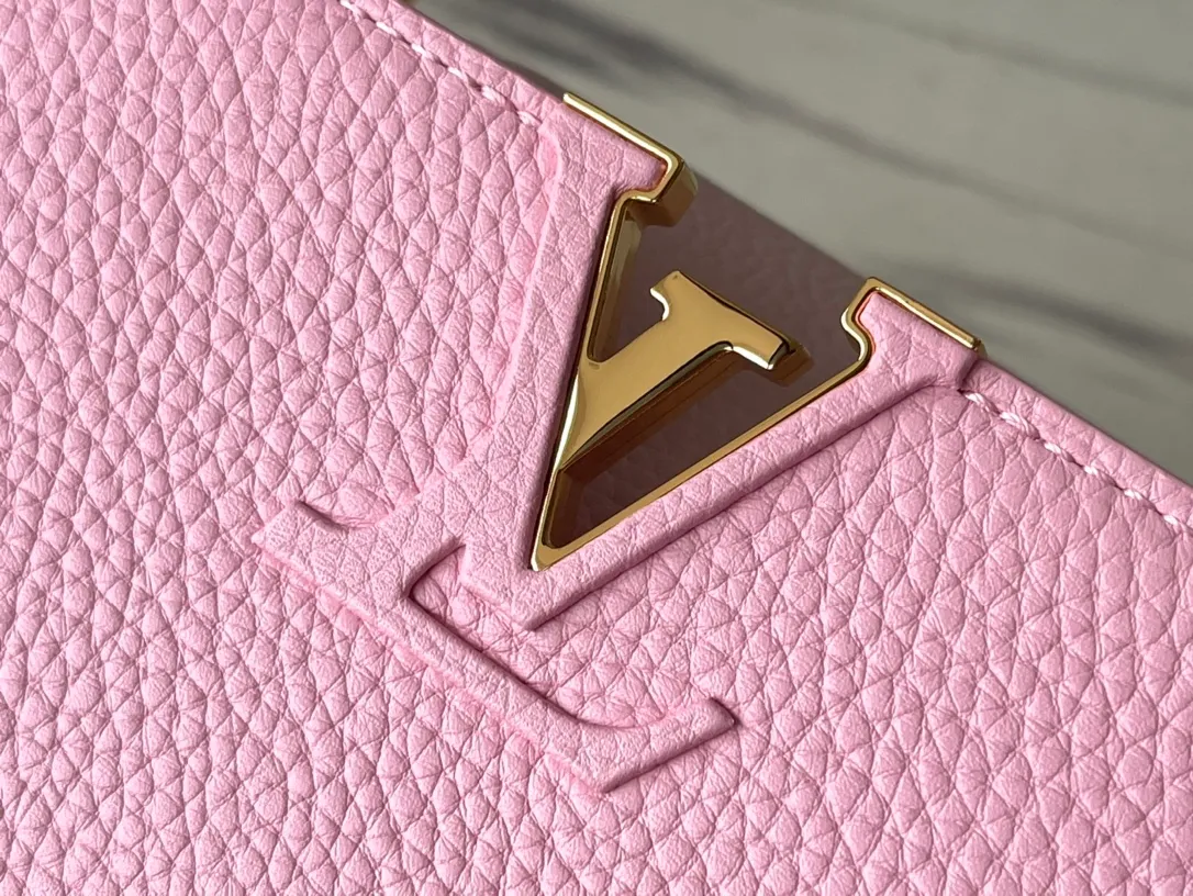 💰2200 (special grade original leather) M22375 pink color matching enamel flower chain. This Capucines handbag is made of Taurillon leather, which vaguely reflects the changes in shades of the same color, making the classic configuration more eye-catching. It is paired with an enamel Monogram flower chain. It can be carried by hand, on the elbow or attached to the shoulder strap or crossbody. Size: 27*18*9cm