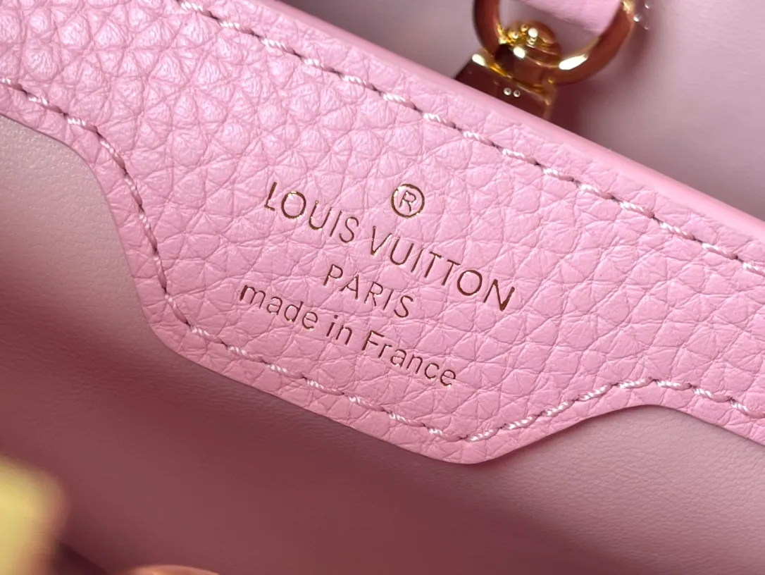 💰2200 (special grade original leather) M22375 pink color matching enamel flower chain. This Capucines handbag is made of Taurillon leather, which vaguely reflects the changes in shades of the same color, making the classic configuration more eye-catching. It is paired with an enamel Monogram flower chain. It can be carried by hand, on the elbow or attached to the shoulder strap or crossbody. Size: 27*18*9cm