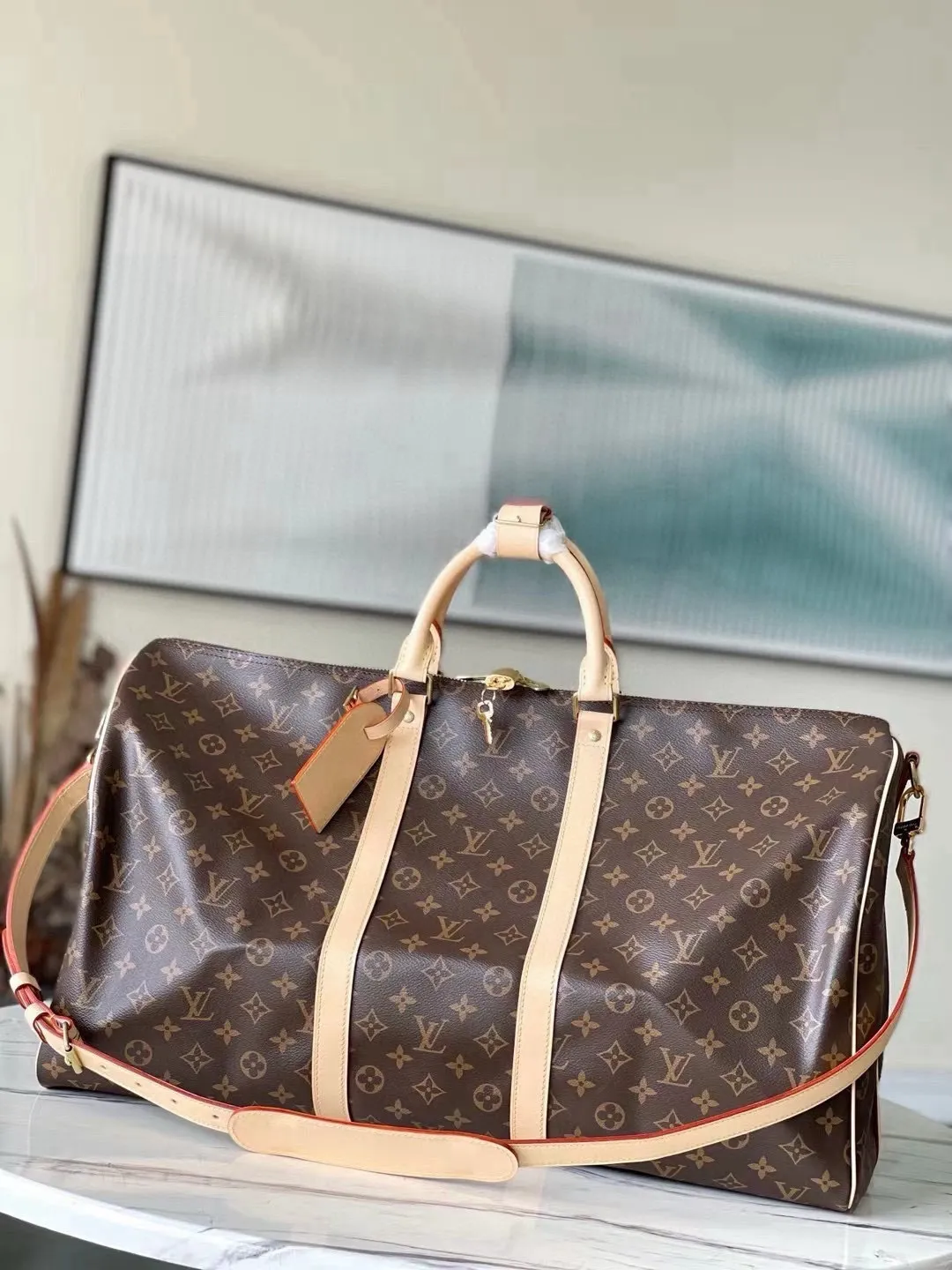 💰1040 (55 size) top original M41414 presbyopic yellow leather, spacious capacity, flexible use. Durable, safe and reliable. Fashionable style, mature and stable. Features a secure double zipper and padlock, making it perfect for business or pleasure. Dimensions: 55 × 31 × 26 cm