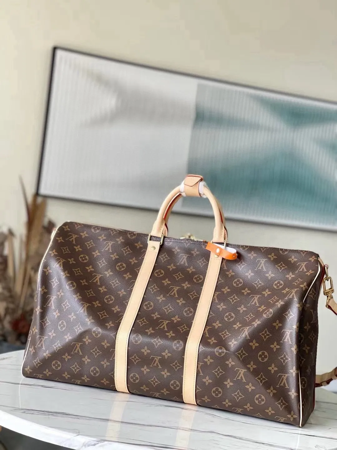 💰1040 (55 size) top original M41414 presbyopic yellow leather, spacious capacity, flexible use. Durable, safe and reliable. Fashionable style, mature and stable. Features a secure double zipper and padlock, making it perfect for business or pleasure. Dimensions: 55 × 31 × 26 cm