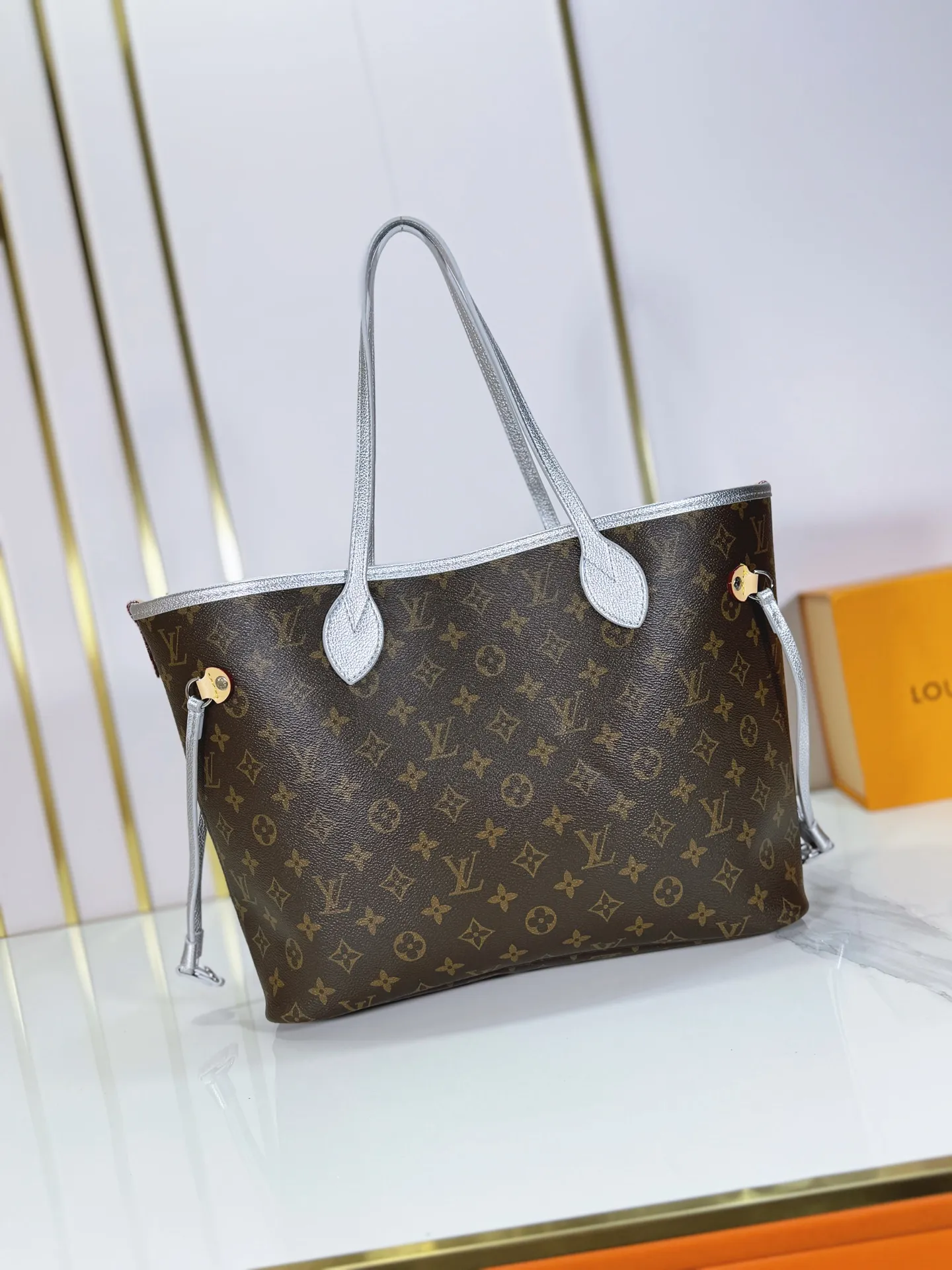 P260 Upgraded original version🔥Double-sided usable🔥M12061 M25665 M14994 M11946 M12099 M40995 The legendary neverfull medium handbag: always able to meet your various needs for handbags. It has a large capacity but is not bulky. It is stiff and soft to the touch, making it suitable for home and travel. Tighten the side ties and it instantly transforms into a stylish urban handbag. Loosen the straps and it transforms into a chic and practical handbag. The slender leather handle can be carried over the shoulder or between the arms. The model shown here is made of damier azur canvas. Size: large 31x28x14, small 25x16x10