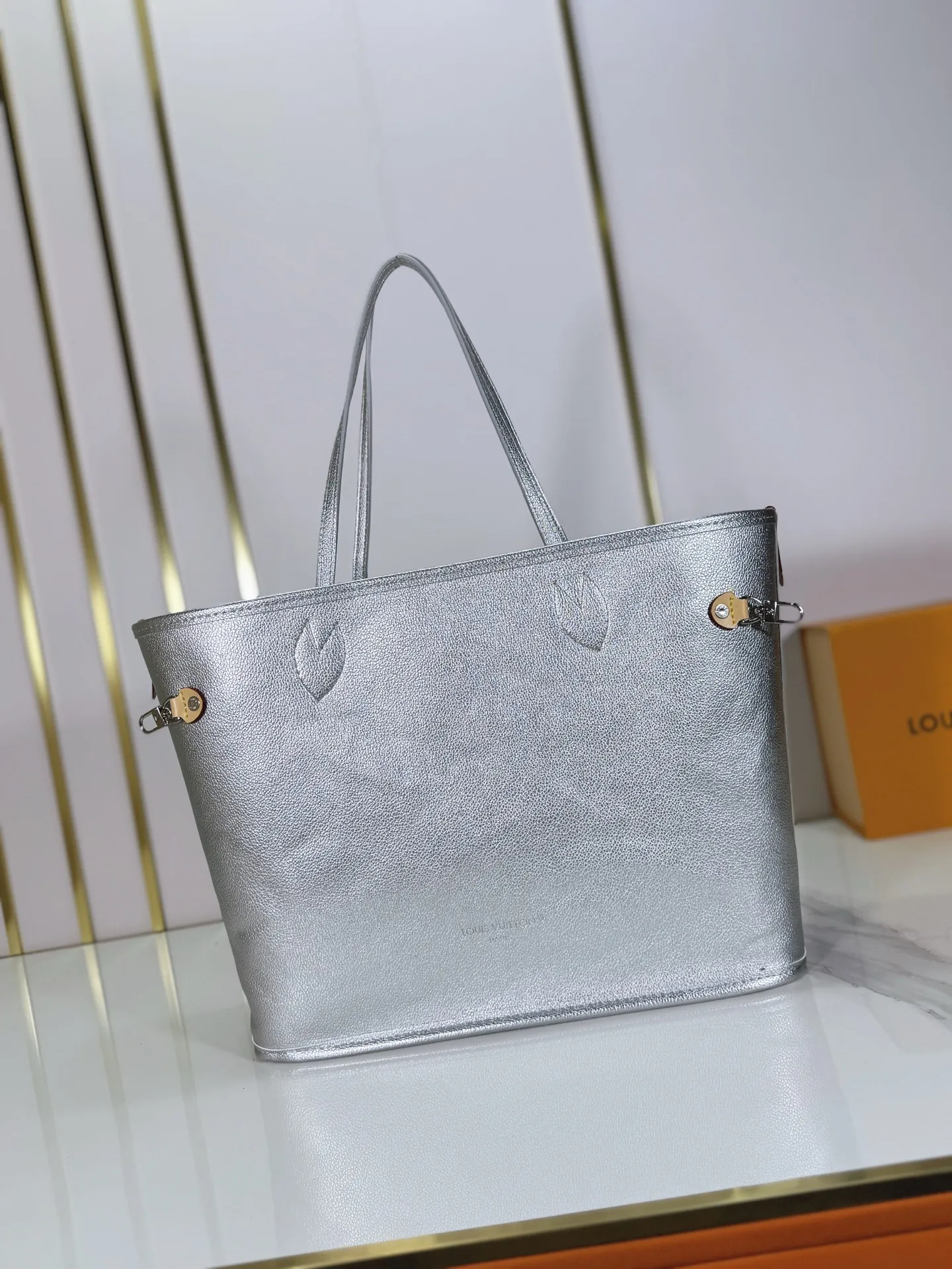 P260 Upgraded original version🔥Double-sided usable🔥M12061 M25665 M14994 M11946 M12099 M40995 The legendary neverfull medium handbag: always able to meet your various needs for handbags. It has a large capacity but is not bulky. It is stiff and soft to the touch, making it suitable for home and travel. Tighten the side ties and it instantly transforms into a stylish urban handbag. Loosen the straps and it transforms into a chic and practical handbag. The slender leather handle can be carried over the shoulder or between the arms. The model shown here is made of damier azur canvas. Size: large 31x28x14, small 25x16x10