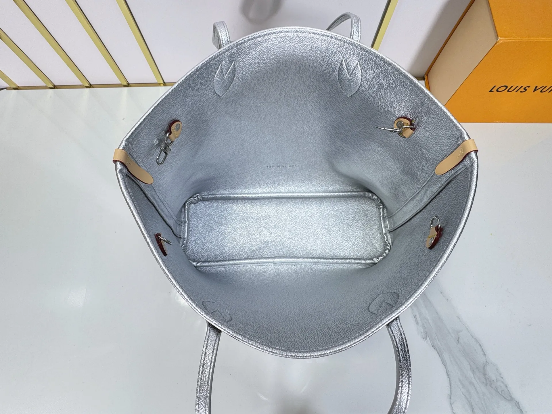 P260 Upgraded original version🔥Double-sided usable🔥M12061 M25665 M14994 M11946 M12099 M40995 The legendary neverfull medium handbag: always able to meet your various needs for handbags. It has a large capacity but is not bulky. It is stiff and soft to the touch, making it suitable for home and travel. Tighten the side ties and it instantly transforms into a stylish urban handbag. Loosen the straps and it transforms into a chic and practical handbag. The slender leather handle can be carried over the shoulder or between the arms. The model shown here is made of damier azur canvas. Size: large 31x28x14, small 25x16x10