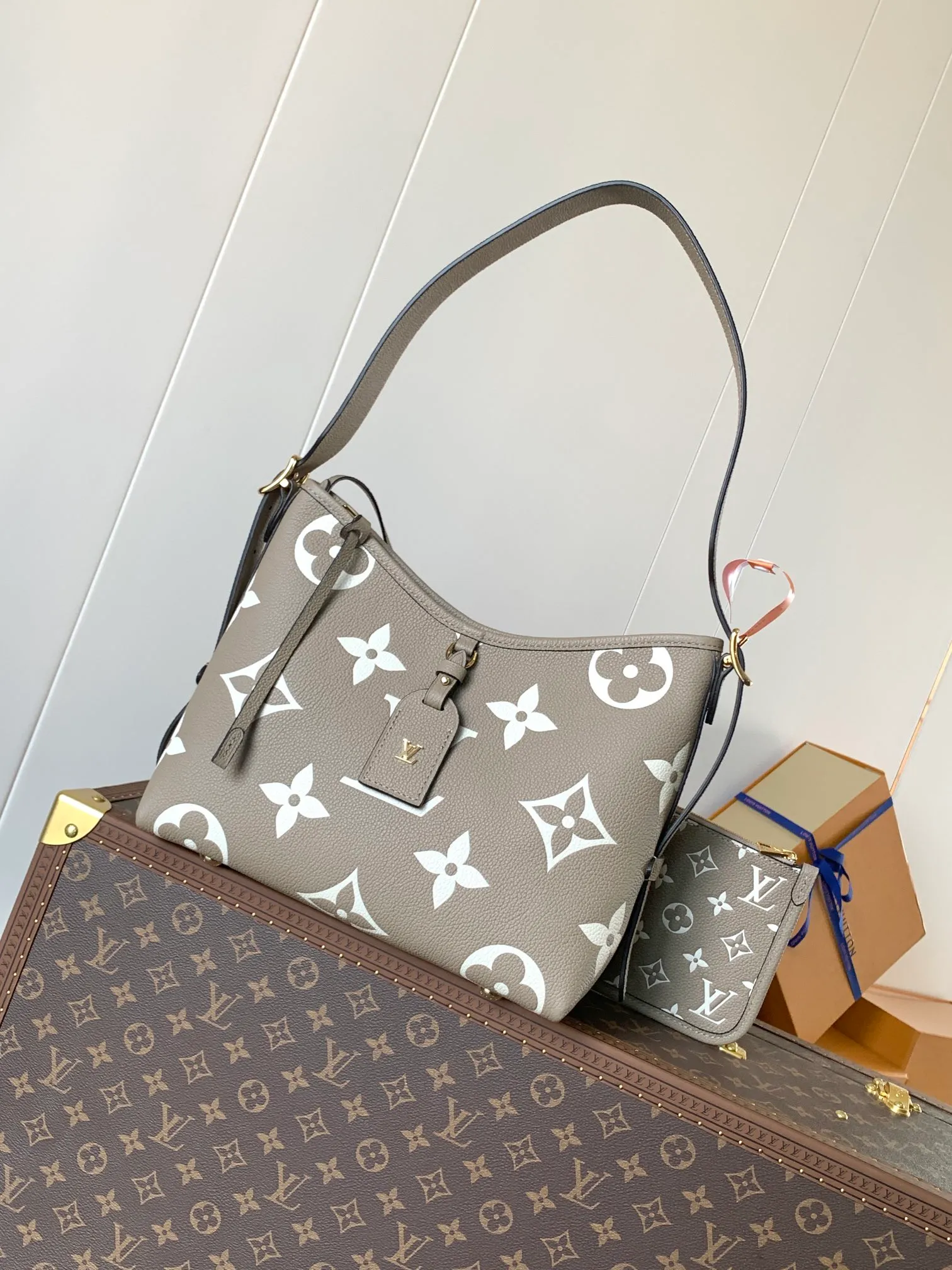 💰1180 (top layer leather) top original order, transcoding chip M14209 pink M46673 light blue M47180 apricot print M46288 black M46293 off-white M46277 apricot M11790 brown This small CarryAll handbag is made of Monogram Empreinte leather, showing the elegant style of the LV Milky Way series. The metal hardware and detachable name tag add to the sophisticated feel, and the interior pockets can safely store valuables. It can be carried by hand or by the shoulder strap to explore more carrying methods.  24 x 12 x 29.5 cm (H x W x L) Embossed grained cowhide Leather trim Textile lining Metal hardware Zip closure Internal slip pocket Internal zipper pocket Removable name tag Holds smartphone, 10" tablet, keys, Zippy wallet and headphones Shoulder strap: removable, adjustable Half-length strap: 32.0 cm Half-length strap adjustable to: 50.0 cm