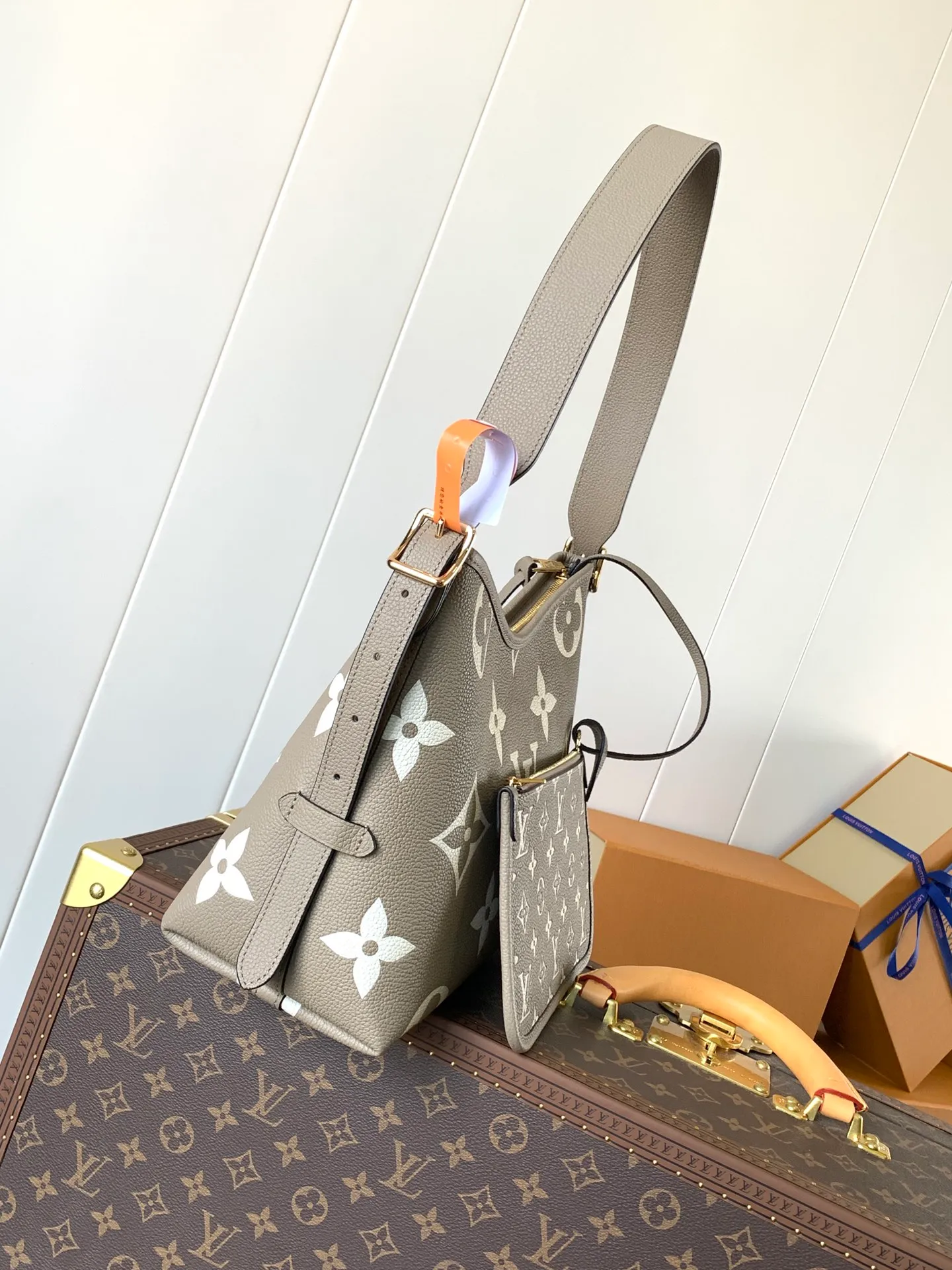 💰1180 (top layer leather) top original order, transcoding chip M14209 pink M46673 light blue M47180 apricot print M46288 black M46293 off-white M46277 apricot M11790 brown This small CarryAll handbag is made of Monogram Empreinte leather, showing the elegant style of the LV Milky Way series. The metal hardware and detachable name tag add to the sophisticated feel, and the interior pockets can safely store valuables. It can be carried by hand or by the shoulder strap to explore more carrying methods.  24 x 12 x 29.5 cm (H x W x L) Embossed grained cowhide Leather trim Textile lining Metal hardware Zip closure Internal slip pocket Internal zipper pocket Removable name tag Holds smartphone, 10" tablet, keys, Zippy wallet and headphones Shoulder strap: removable, adjustable Half-length strap: 32.0 cm Half-length strap adjustable to: 50.0 cm