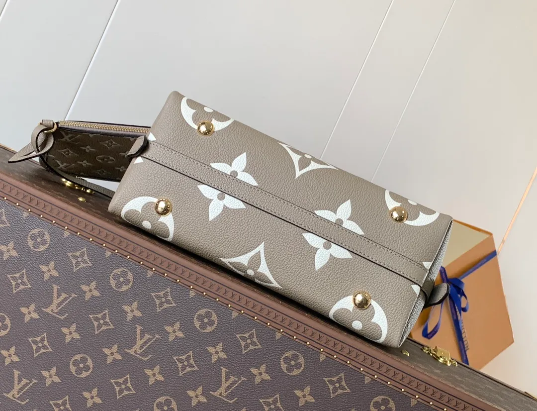 💰1180 (top layer leather) top original order, transcoding chip M14209 pink M46673 light blue M47180 apricot print M46288 black M46293 off-white M46277 apricot M11790 brown This small CarryAll handbag is made of Monogram Empreinte leather, showing the elegant style of the LV Milky Way series. The metal hardware and detachable name tag add to the sophisticated feel, and the interior pockets can safely store valuables. It can be carried by hand or by the shoulder strap to explore more carrying methods.  24 x 12 x 29.5 cm (H x W x L) Embossed grained cowhide Leather trim Textile lining Metal hardware Zip closure Internal slip pocket Internal zipper pocket Removable name tag Holds smartphone, 10" tablet, keys, Zippy wallet and headphones Shoulder strap: removable, adjustable Half-length strap: 32.0 cm Half-length strap adjustable to: 50.0 cm