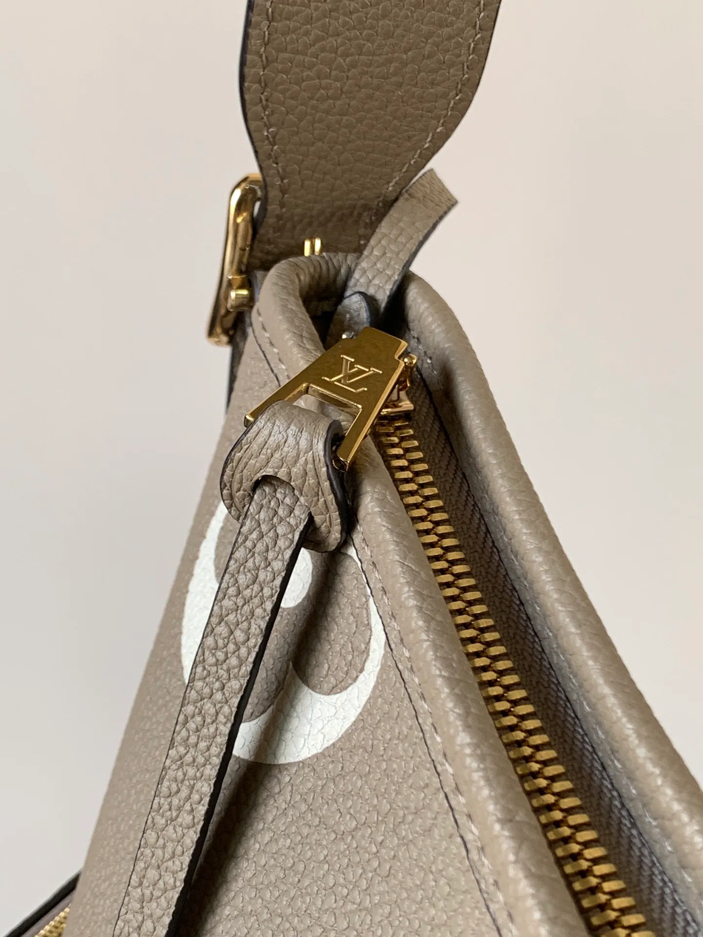 💰1180 (top layer leather) top original order, transcoding chip M14209 pink M46673 light blue M47180 apricot print M46288 black M46293 off-white M46277 apricot M11790 brown This small CarryAll handbag is made of Monogram Empreinte leather, showing the elegant style of the LV Milky Way series. The metal hardware and detachable name tag add to the sophisticated feel, and the interior pockets can safely store valuables. It can be carried by hand or by the shoulder strap to explore more carrying methods.  24 x 12 x 29.5 cm (H x W x L) Embossed grained cowhide Leather trim Textile lining Metal hardware Zip closure Internal slip pocket Internal zipper pocket Removable name tag Holds smartphone, 10" tablet, keys, Zippy wallet and headphones Shoulder strap: removable, adjustable Half-length strap: 32.0 cm Half-length strap adjustable to: 50.0 cm