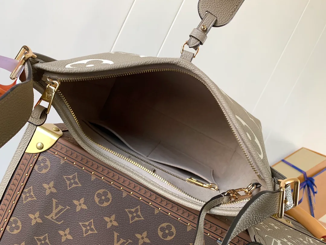 💰1180 (top layer leather) top original order, transcoding chip M14209 pink M46673 light blue M47180 apricot print M46288 black M46293 off-white M46277 apricot M11790 brown This small CarryAll handbag is made of Monogram Empreinte leather, showing the elegant style of the LV Milky Way series. The metal hardware and detachable name tag add to the sophisticated feel, and the interior pockets can safely store valuables. It can be carried by hand or by the shoulder strap to explore more carrying methods.  24 x 12 x 29.5 cm (H x W x L) Embossed grained cowhide Leather trim Textile lining Metal hardware Zip closure Internal slip pocket Internal zipper pocket Removable name tag Holds smartphone, 10" tablet, keys, Zippy wallet and headphones Shoulder strap: removable, adjustable Half-length strap: 32.0 cm Half-length strap adjustable to: 50.0 cm