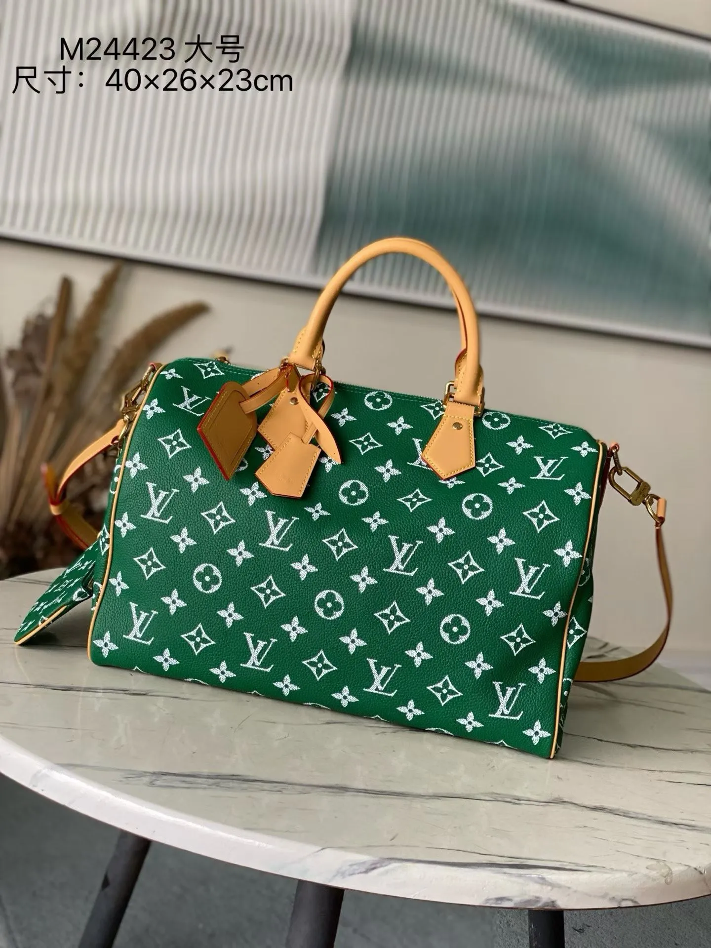 💰1940 Top Original Order M24417 Green Large This Speedy P18 Bandouliere 40 handbag is made of soft cow leather with deep cow leather trim and a detachable and adjustable shoulder strap. Exquisite stitching, dyed edges and the iconic P18 nameplate create ingenious details. Dimensions: 40 × 26 × 23 cm