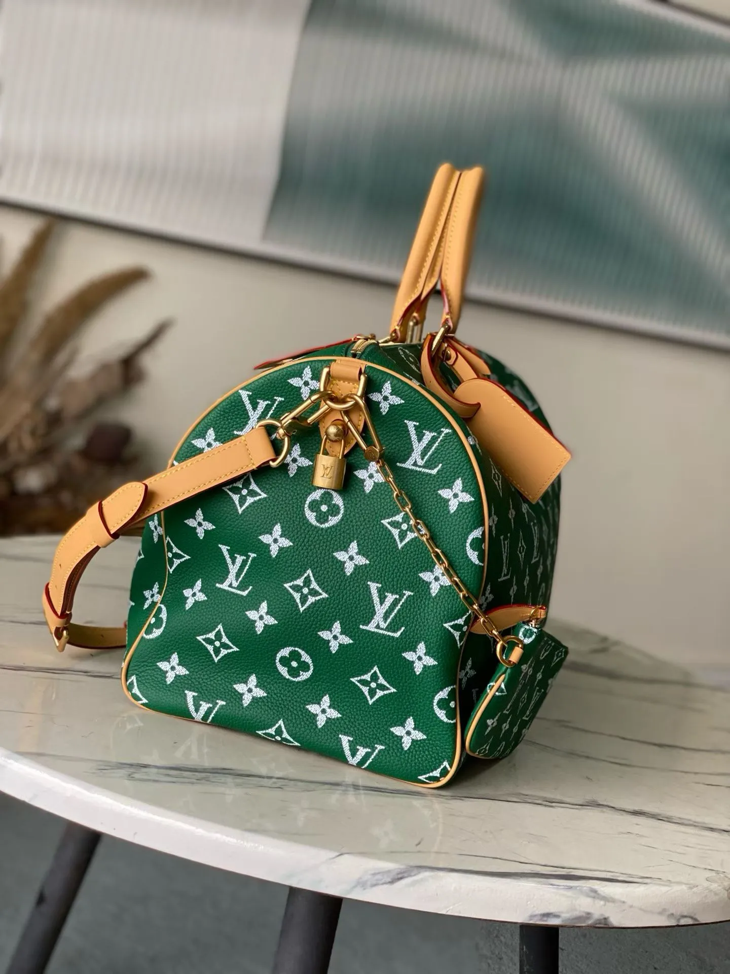 💰1940 Top Original Order M24417 Green Large This Speedy P18 Bandouliere 40 handbag is made of soft cow leather with deep cow leather trim and a detachable and adjustable shoulder strap. Exquisite stitching, dyed edges and the iconic P18 nameplate create ingenious details. Dimensions: 40 × 26 × 23 cm