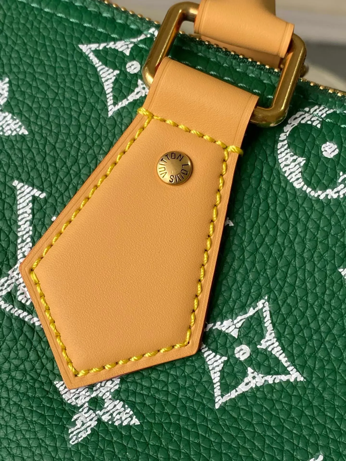💰1940 Top Original Order M24417 Green Large This Speedy P18 Bandouliere 40 handbag is made of soft cow leather with deep cow leather trim and a detachable and adjustable shoulder strap. Exquisite stitching, dyed edges and the iconic P18 nameplate create ingenious details. Dimensions: 40 × 26 × 23 cm