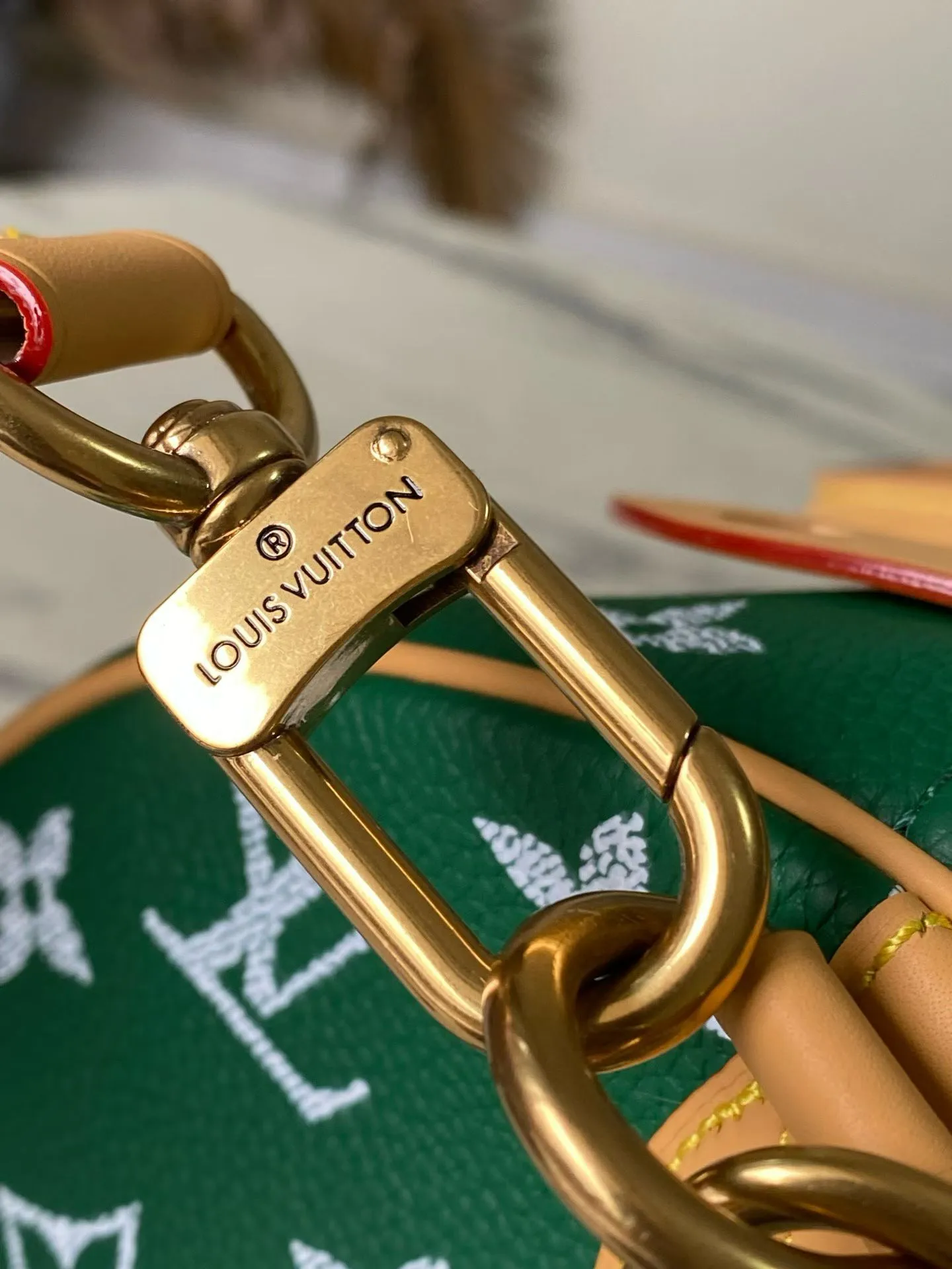 💰1940 Top Original Order M24417 Green Large This Speedy P18 Bandouliere 40 handbag is made of soft cow leather with deep cow leather trim and a detachable and adjustable shoulder strap. Exquisite stitching, dyed edges and the iconic P18 nameplate create ingenious details. Dimensions: 40 × 26 × 23 cm