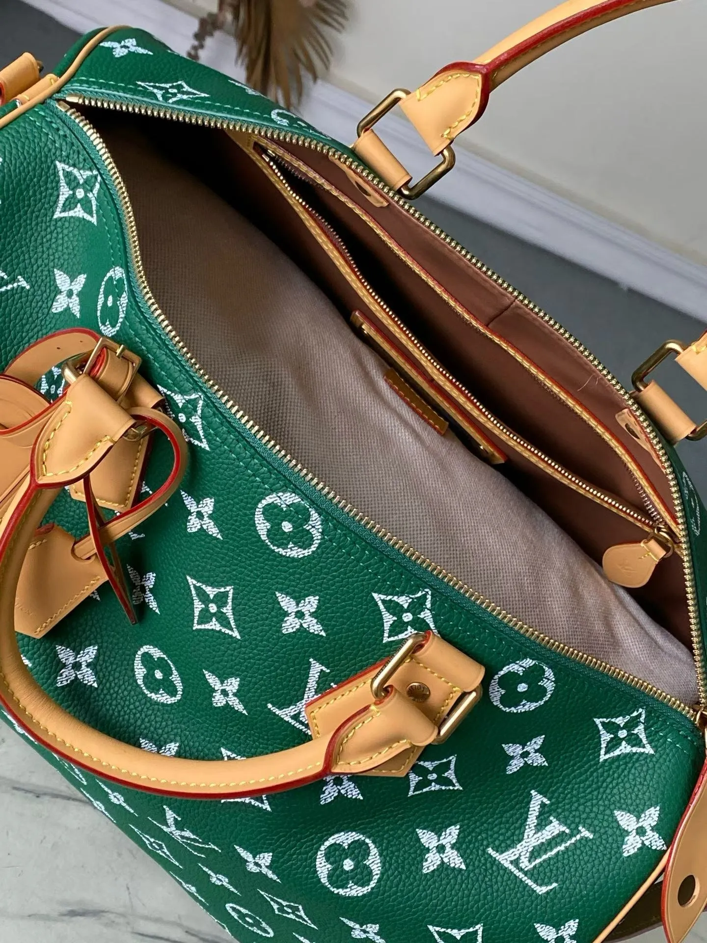 💰1940 Top Original Order M24417 Green Large This Speedy P18 Bandouliere 40 handbag is made of soft cow leather with deep cow leather trim and a detachable and adjustable shoulder strap. Exquisite stitching, dyed edges and the iconic P18 nameplate create ingenious details. Dimensions: 40 × 26 × 23 cm