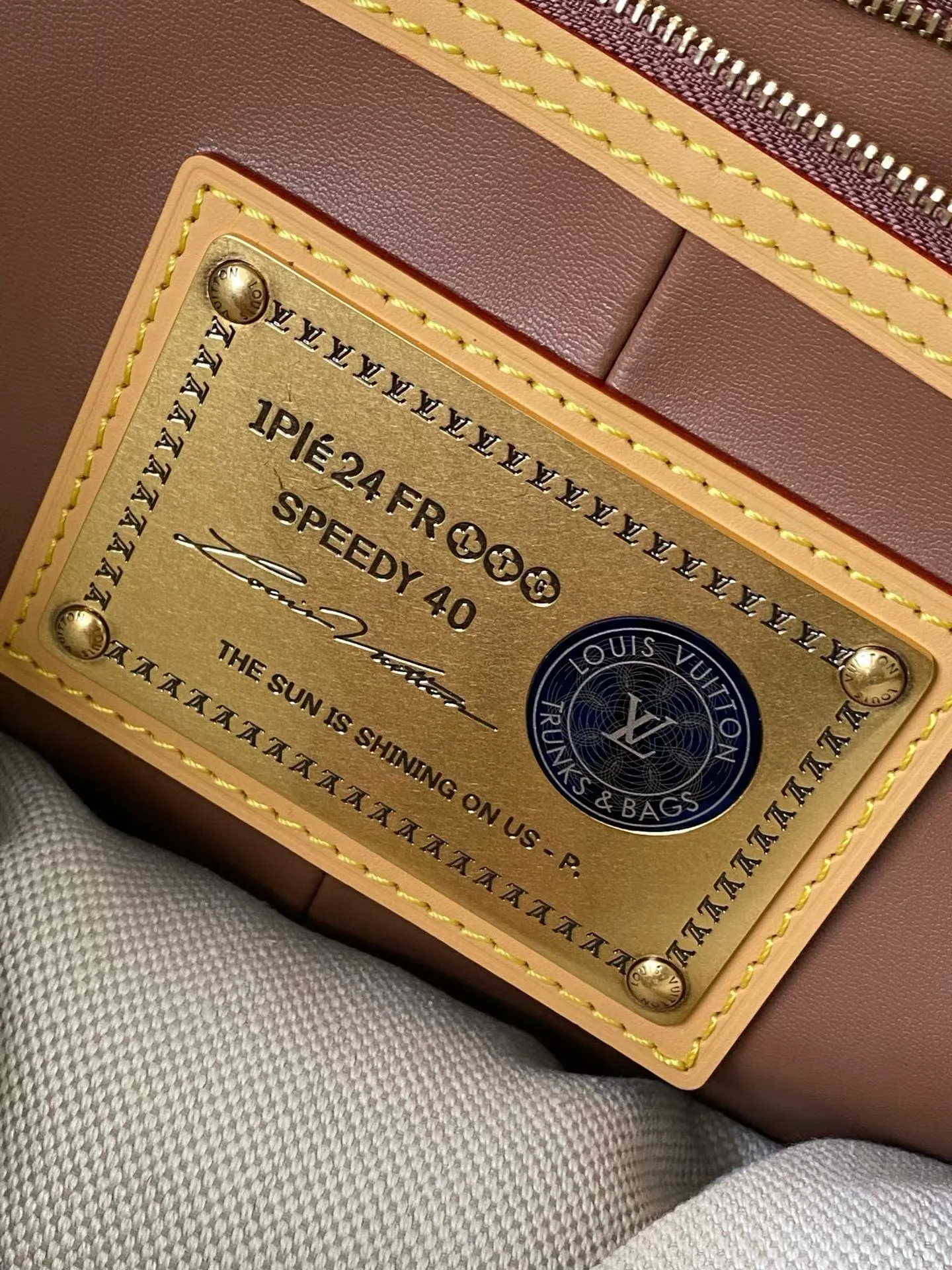 💰1940 Top Original Order M24417 Green Large This Speedy P18 Bandouliere 40 handbag is made of soft cow leather with deep cow leather trim and a detachable and adjustable shoulder strap. Exquisite stitching, dyed edges and the iconic P18 nameplate create ingenious details. Dimensions: 40 × 26 × 23 cm