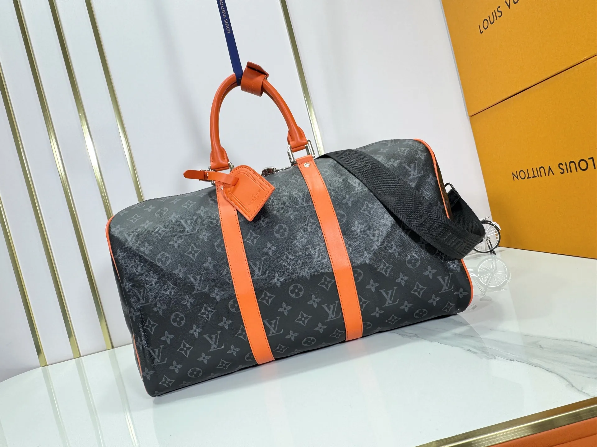 P320 M15251 M41418 Upgraded from the original version, this Keepall Bandoulière45 travel bag is made of Monogram Edipse canvas, with leather side straps, handles and trims outlined in bright colors, with a fabric lining and zippered inner pocket. The wide, adjustable and detachable shoulder strap expands carrying options, allowing the compact size to be carried on-board and flexibly taken with you. 45 cm