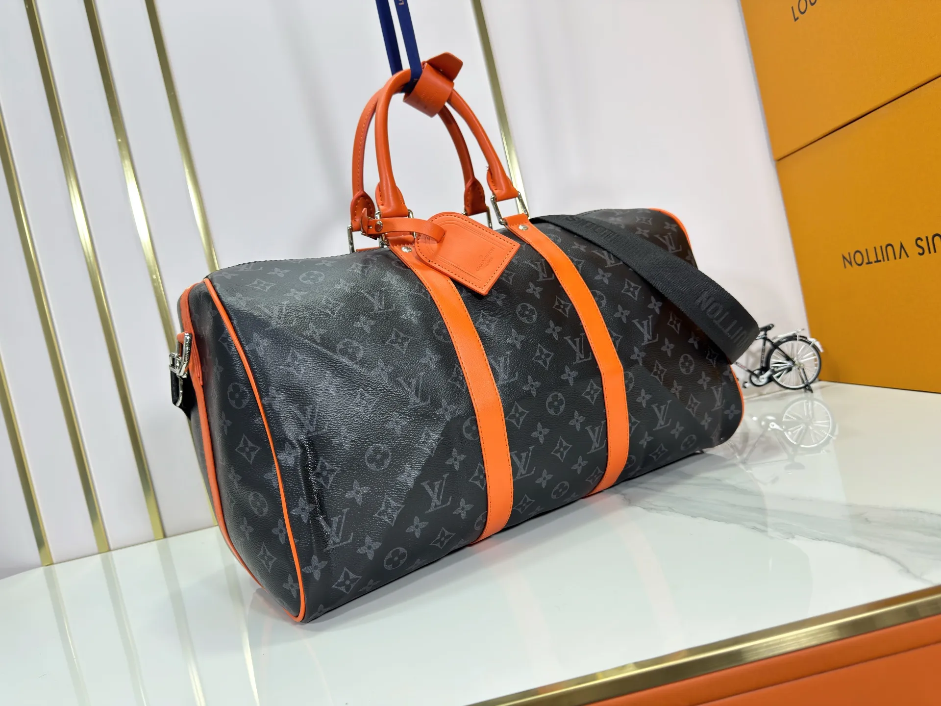 P320 M15251 M41418 Upgraded from the original version, this Keepall Bandoulière45 travel bag is made of Monogram Edipse canvas, with leather side straps, handles and trims outlined in bright colors, with a fabric lining and zippered inner pocket. The wide, adjustable and detachable shoulder strap expands carrying options, allowing the compact size to be carried on-board and flexibly taken with you. 45 cm