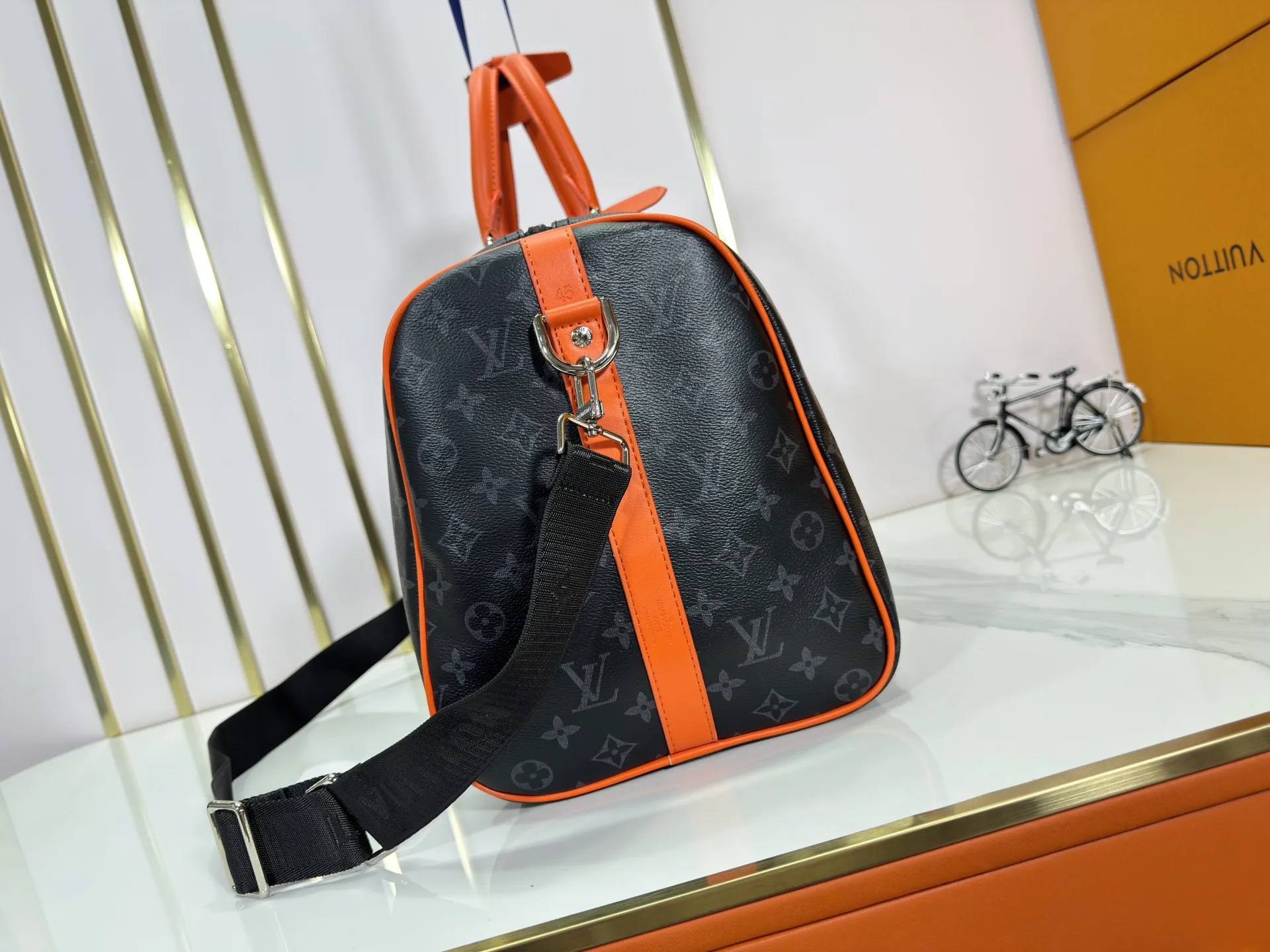 P320 M15251 M41418 Upgraded from the original version, this Keepall Bandoulière45 travel bag is made of Monogram Edipse canvas, with leather side straps, handles and trims outlined in bright colors, with a fabric lining and zippered inner pocket. The wide, adjustable and detachable shoulder strap expands carrying options, allowing the compact size to be carried on-board and flexibly taken with you. 45 cm
