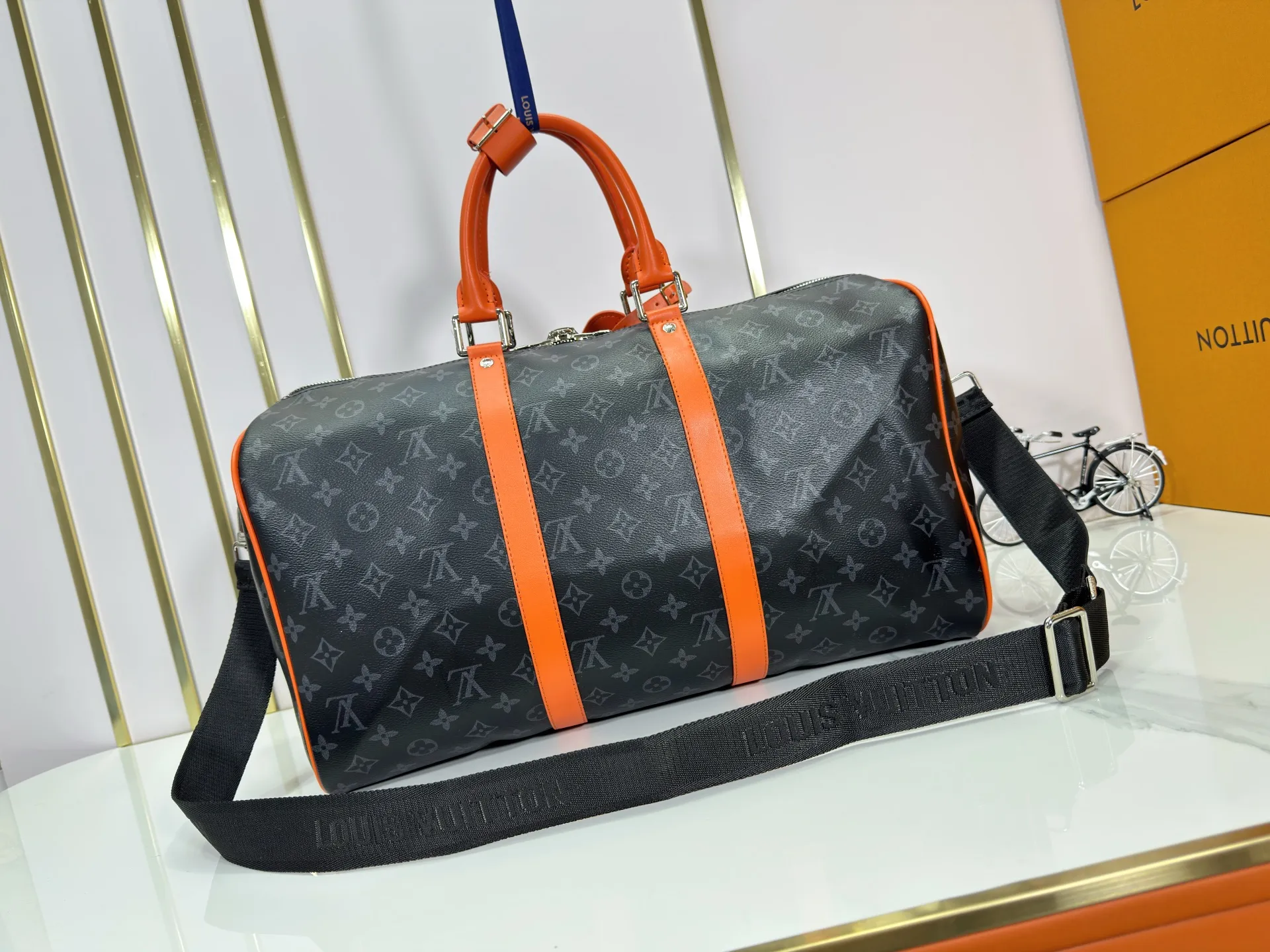 P320 M15251 M41418 Upgraded from the original version, this Keepall Bandoulière45 travel bag is made of Monogram Edipse canvas, with leather side straps, handles and trims outlined in bright colors, with a fabric lining and zippered inner pocket. The wide, adjustable and detachable shoulder strap expands carrying options, allowing the compact size to be carried on-board and flexibly taken with you. 45 cm