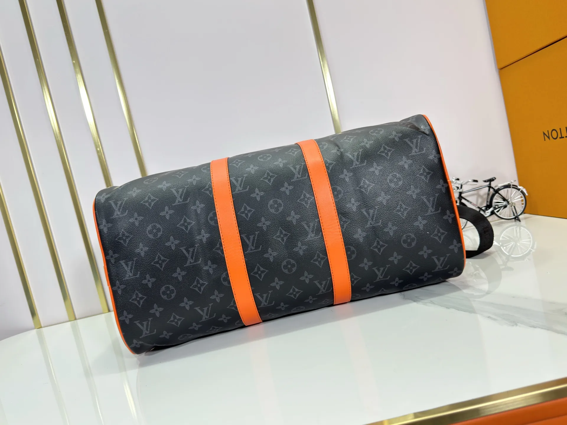 P320 M15251 M41418 Upgraded from the original version, this Keepall Bandoulière45 travel bag is made of Monogram Edipse canvas, with leather side straps, handles and trims outlined in bright colors, with a fabric lining and zippered inner pocket. The wide, adjustable and detachable shoulder strap expands carrying options, allowing the compact size to be carried on-board and flexibly taken with you. 45 cm
