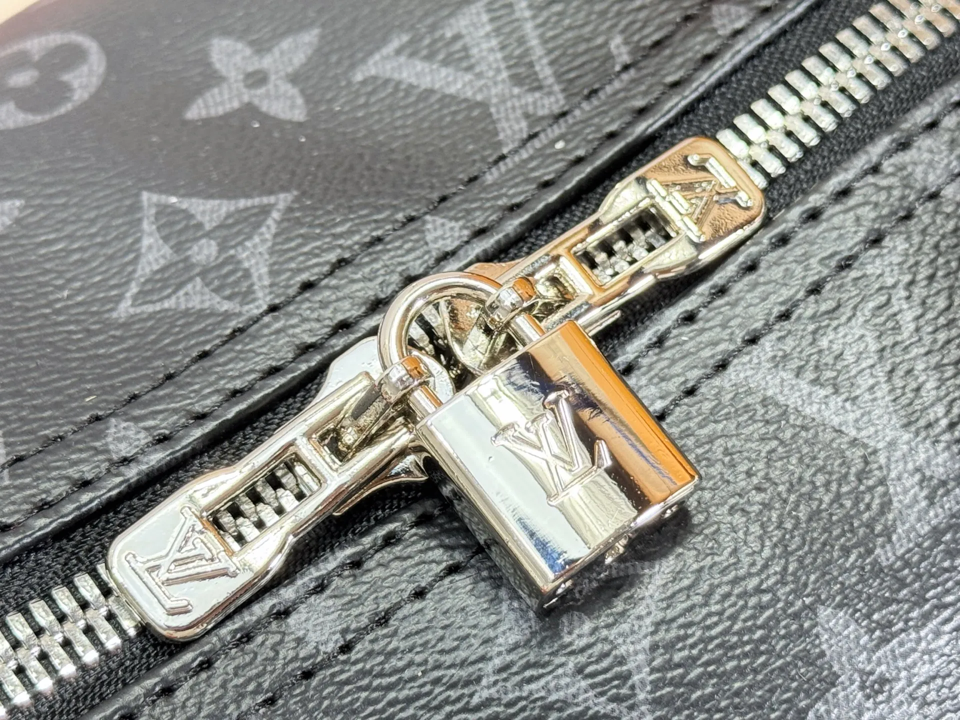 P320 M15251 M41418 Upgraded from the original version, this Keepall Bandoulière45 travel bag is made of Monogram Edipse canvas, with leather side straps, handles and trims outlined in bright colors, with a fabric lining and zippered inner pocket. The wide, adjustable and detachable shoulder strap expands carrying options, allowing the compact size to be carried on-board and flexibly taken with you. 45 cm