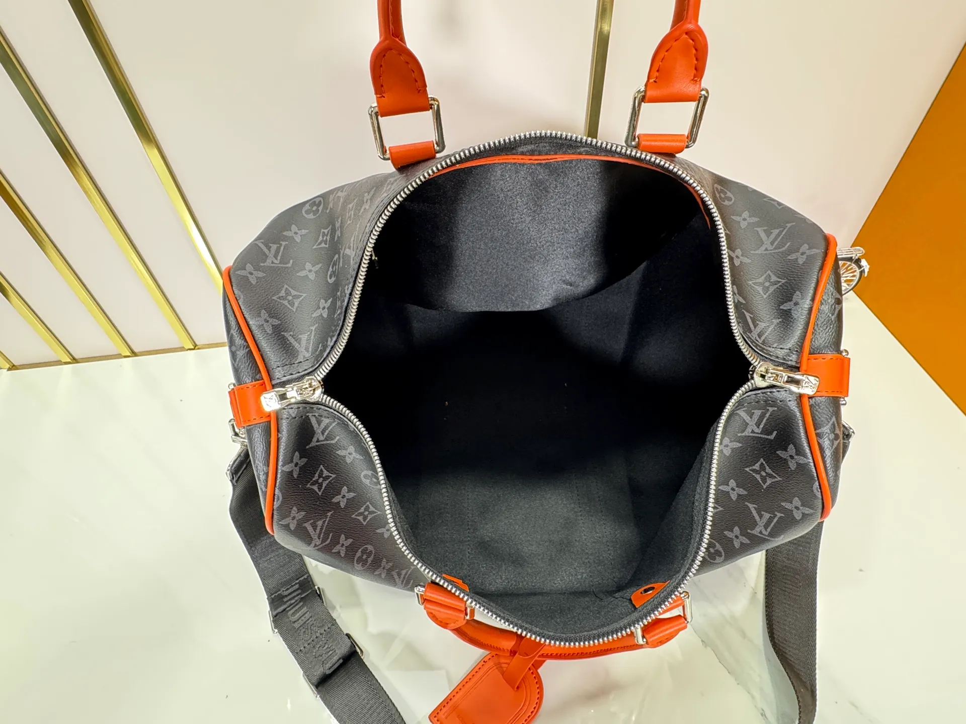 P320 M15251 M41418 Upgraded from the original version, this Keepall Bandoulière45 travel bag is made of Monogram Edipse canvas, with leather side straps, handles and trims outlined in bright colors, with a fabric lining and zippered inner pocket. The wide, adjustable and detachable shoulder strap expands carrying options, allowing the compact size to be carried on-board and flexibly taken with you. 45 cm
