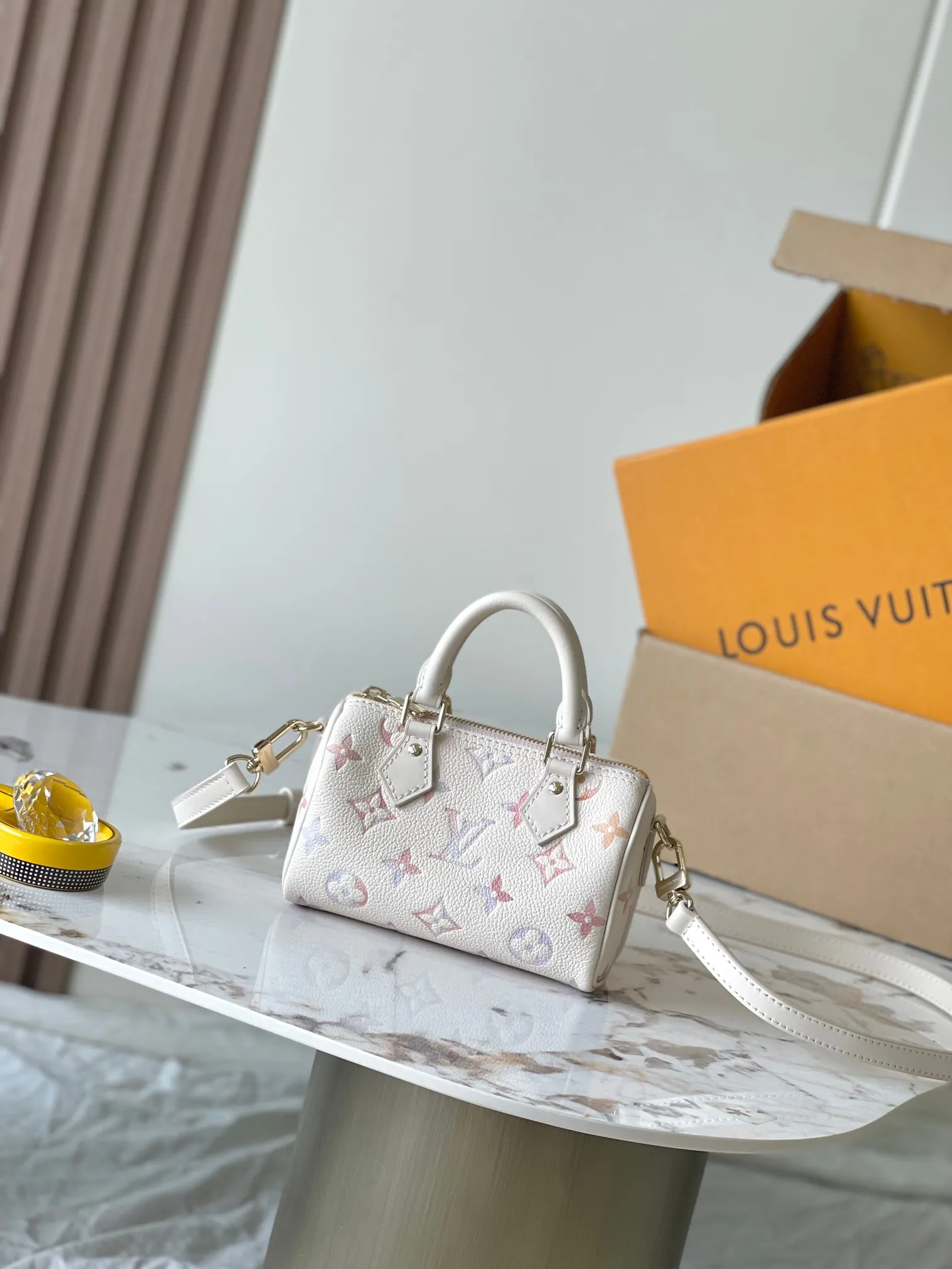 p2240 [Special grade MB163c chip version original leather] This Nano Speedy handbag Model: M25591 Material: Grade A all-steel hardware, imported original cowhide Packaging: Full set of original duty-free MB packaging Size: 16x10x7.5CM