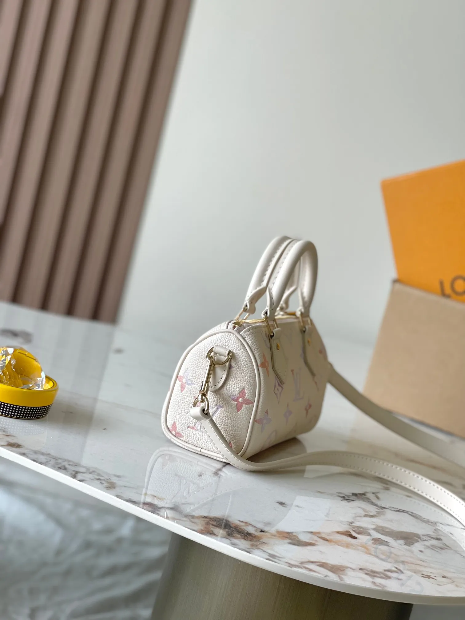 p2240 [Special grade MB163c chip version original leather] This Nano Speedy handbag Model: M25591 Material: Grade A all-steel hardware, imported original cowhide Packaging: Full set of original duty-free MB packaging Size: 16x10x7.5CM