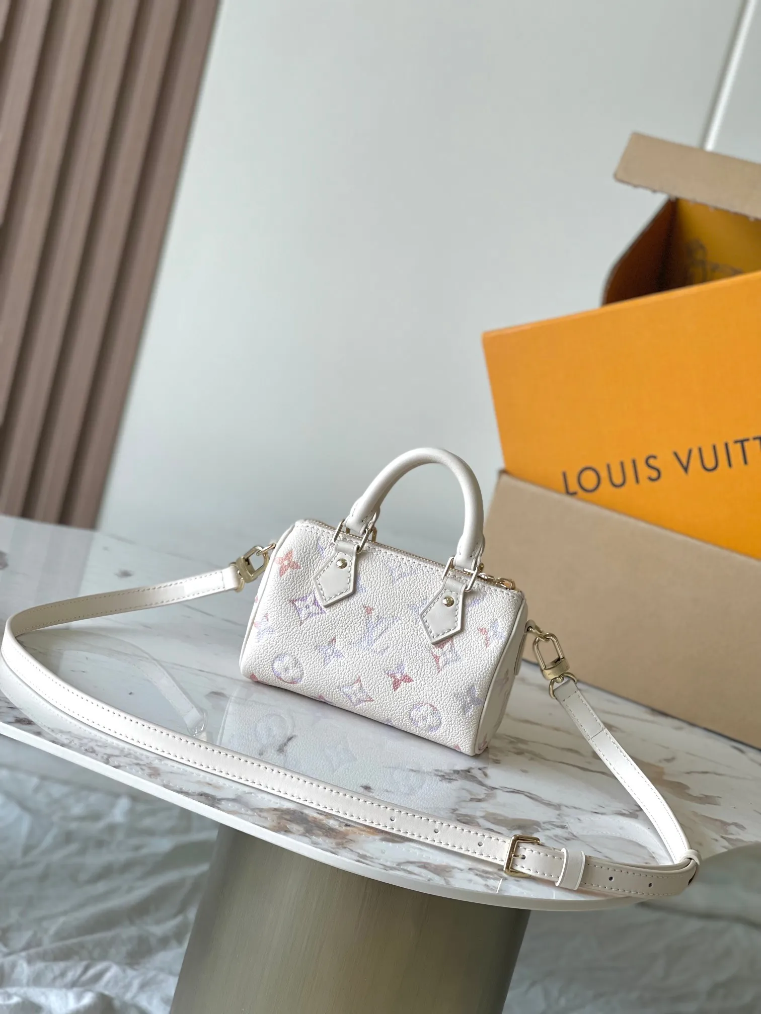 p2240 [Special grade MB163c chip version original leather] This Nano Speedy handbag Model: M25591 Material: Grade A all-steel hardware, imported original cowhide Packaging: Full set of original duty-free MB packaging Size: 16x10x7.5CM