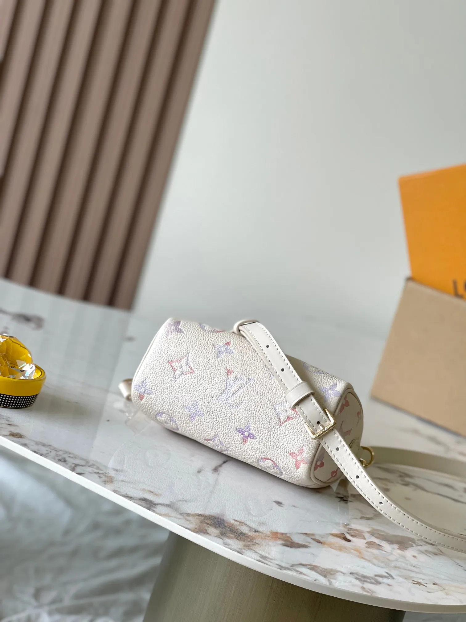 p2240 [Special grade MB163c chip version original leather] This Nano Speedy handbag Model: M25591 Material: Grade A all-steel hardware, imported original cowhide Packaging: Full set of original duty-free MB packaging Size: 16x10x7.5CM