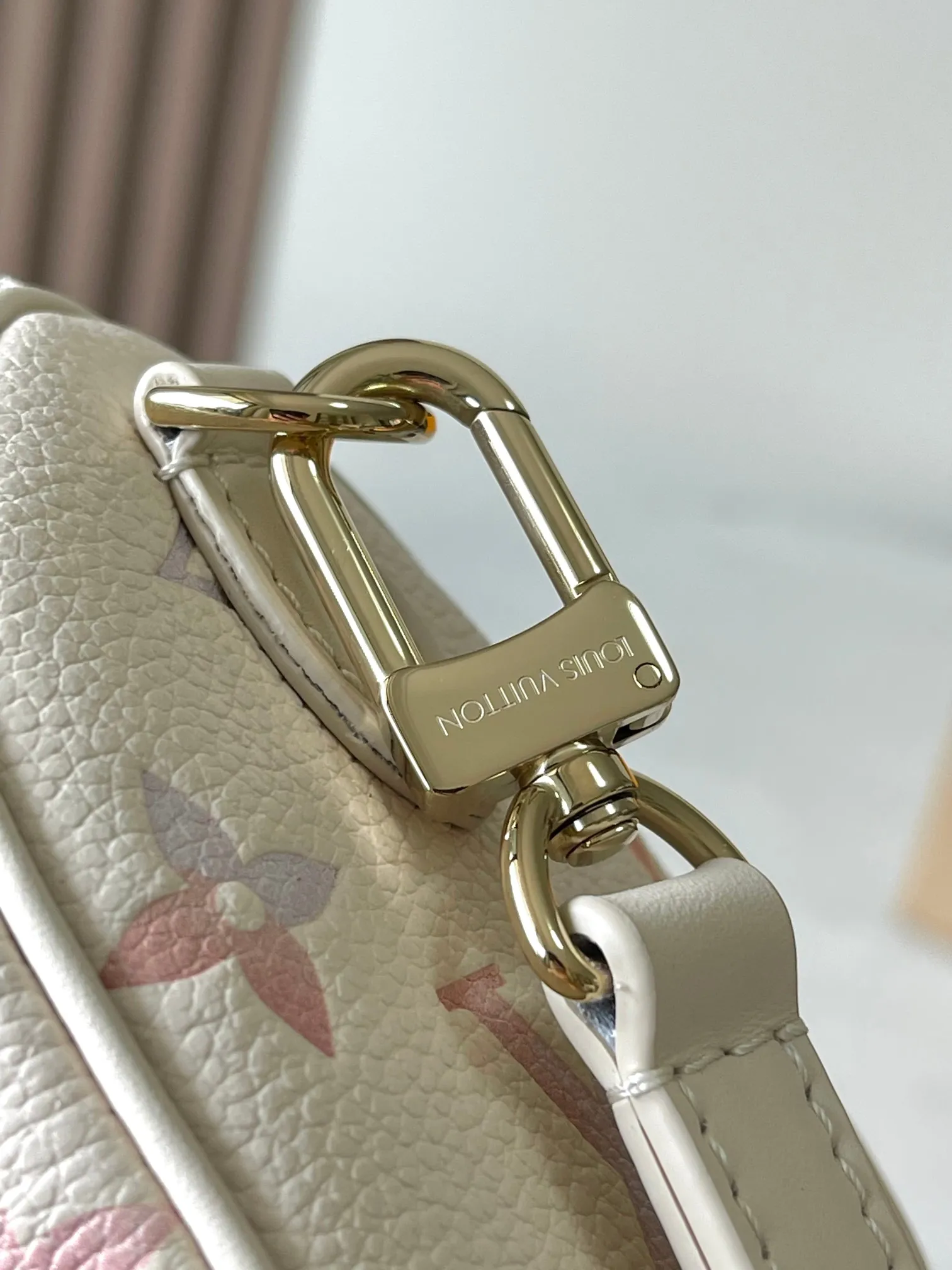 p2240 [Special grade MB163c chip version original leather] This Nano Speedy handbag Model: M25591 Material: Grade A all-steel hardware, imported original cowhide Packaging: Full set of original duty-free MB packaging Size: 16x10x7.5CM