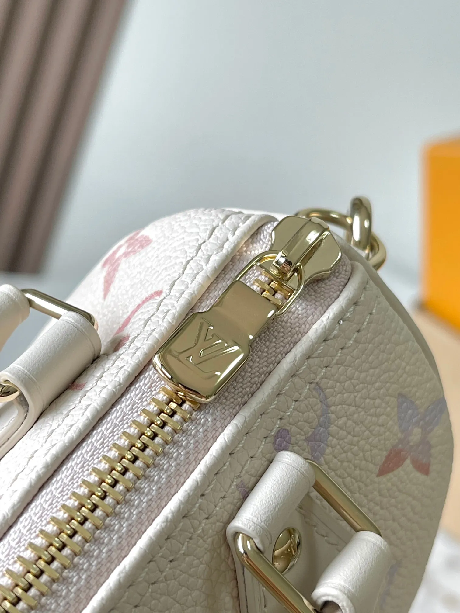 p2240 [Special grade MB163c chip version original leather] This Nano Speedy handbag Model: M25591 Material: Grade A all-steel hardware, imported original cowhide Packaging: Full set of original duty-free MB packaging Size: 16x10x7.5CM
