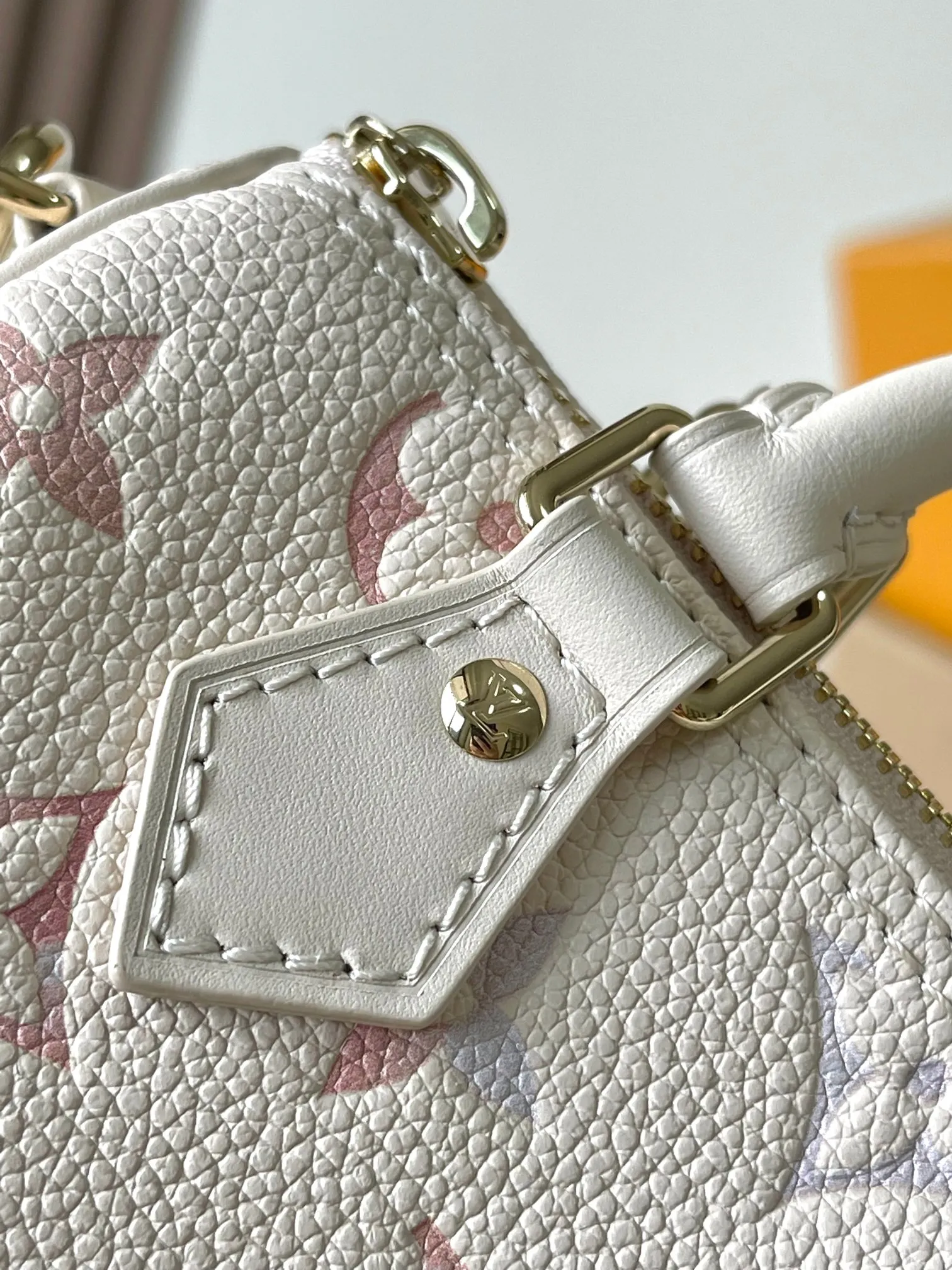 p2240 [Special grade MB163c chip version original leather] This Nano Speedy handbag Model: M25591 Material: Grade A all-steel hardware, imported original cowhide Packaging: Full set of original duty-free MB packaging Size: 16x10x7.5CM