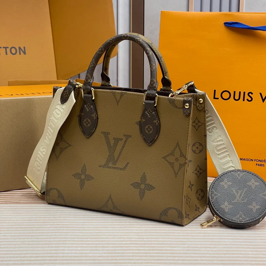 [Upgraded version] P640🐶M46373🐶Upgraded version. High quality. Semi-steel hardware. Comes with a full set of packaging❣️ONTHEGO small handbag This OnTheGo small handbag is made of Monogram and Monogram Reverse canvas, with the Monogram Giant pattern embellished on it. The Toron handle and the jacquard textured shoulder strap decorated with the brand's logo create a visual contrast, and the detachable coin bag is suitable for storing change or small items. It combines fashionable charm with various functions, making it a good daily companion. Dimensions: 25 x 19 x 11.5 cm