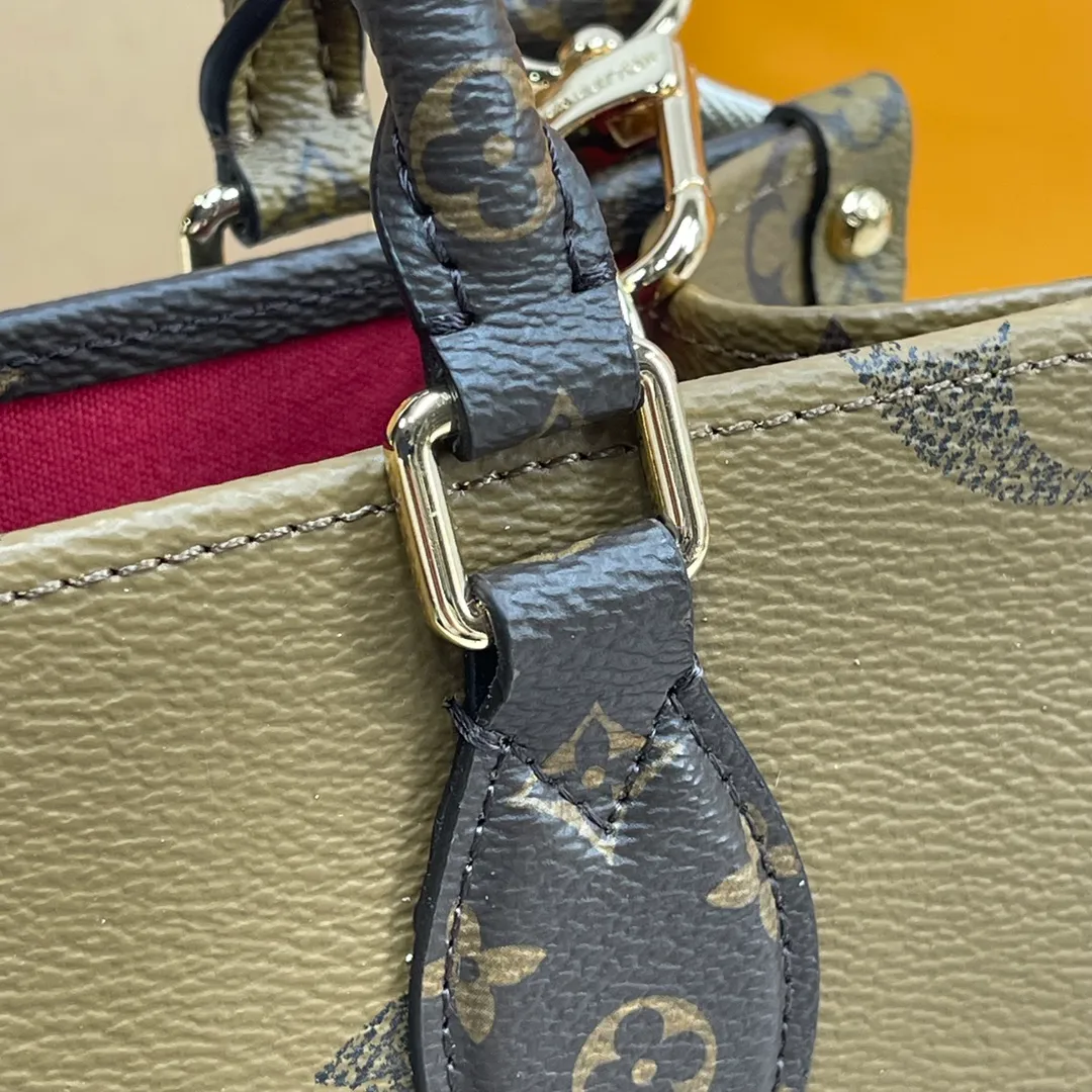 [Upgraded version] P640🐶M46373🐶Upgraded version. High quality. Semi-steel hardware. Comes with a full set of packaging❣️ONTHEGO small handbag This OnTheGo small handbag is made of Monogram and Monogram Reverse canvas, with the Monogram Giant pattern embellished on it. The Toron handle and the jacquard textured shoulder strap decorated with the brand's logo create a visual contrast, and the detachable coin bag is suitable for storing change or small items. It combines fashionable charm with various functions, making it a good daily companion. Dimensions: 25 x 19 x 11.5 cm