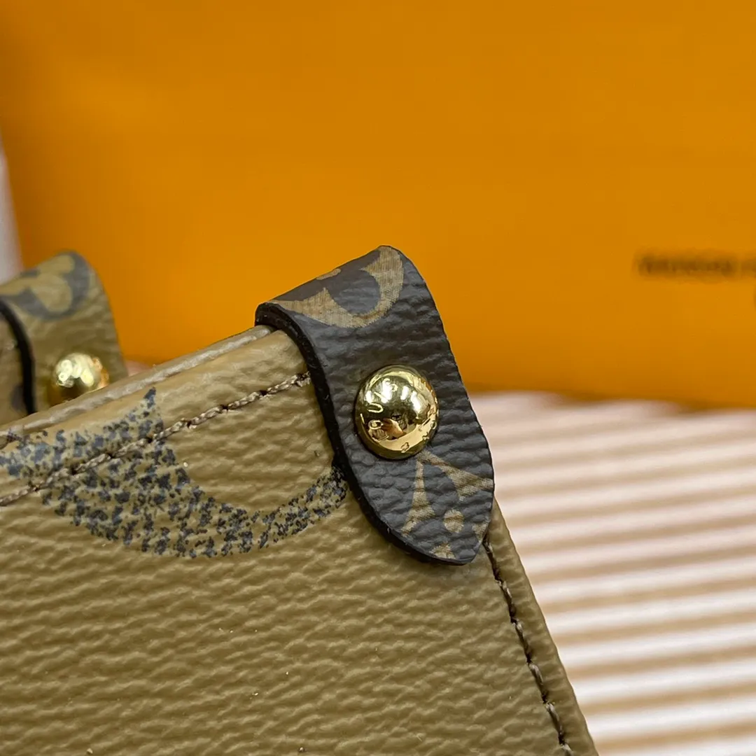 [Upgraded version] P640🐶M46373🐶Upgraded version. High quality. Semi-steel hardware. Comes with a full set of packaging❣️ONTHEGO small handbag This OnTheGo small handbag is made of Monogram and Monogram Reverse canvas, with the Monogram Giant pattern embellished on it. The Toron handle and the jacquard textured shoulder strap decorated with the brand's logo create a visual contrast, and the detachable coin bag is suitable for storing change or small items. It combines fashionable charm with various functions, making it a good daily companion. Dimensions: 25 x 19 x 11.5 cm