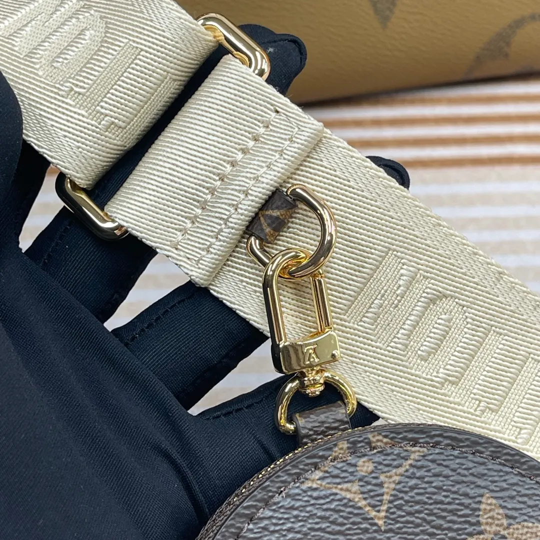 [Upgraded version] P640🐶M46373🐶Upgraded version. High quality. Semi-steel hardware. Comes with a full set of packaging❣️ONTHEGO small handbag This OnTheGo small handbag is made of Monogram and Monogram Reverse canvas, with the Monogram Giant pattern embellished on it. The Toron handle and the jacquard textured shoulder strap decorated with the brand's logo create a visual contrast, and the detachable coin bag is suitable for storing change or small items. It combines fashionable charm with various functions, making it a good daily companion. Dimensions: 25 x 19 x 11.5 cm