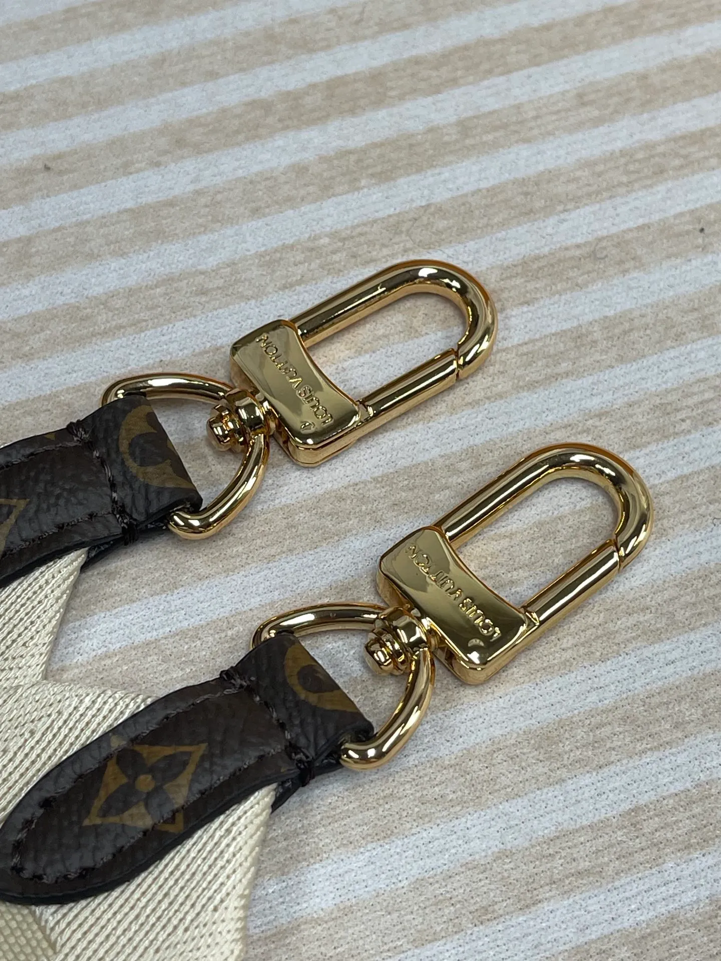 [Upgraded version] P640🐶M46373🐶Upgraded version. High quality. Semi-steel hardware. Comes with a full set of packaging❣️ONTHEGO small handbag This OnTheGo small handbag is made of Monogram and Monogram Reverse canvas, with the Monogram Giant pattern embellished on it. The Toron handle and the jacquard textured shoulder strap decorated with the brand's logo create a visual contrast, and the detachable coin bag is suitable for storing change or small items. It combines fashionable charm with various functions, making it a good daily companion. Dimensions: 25 x 19 x 11.5 cm