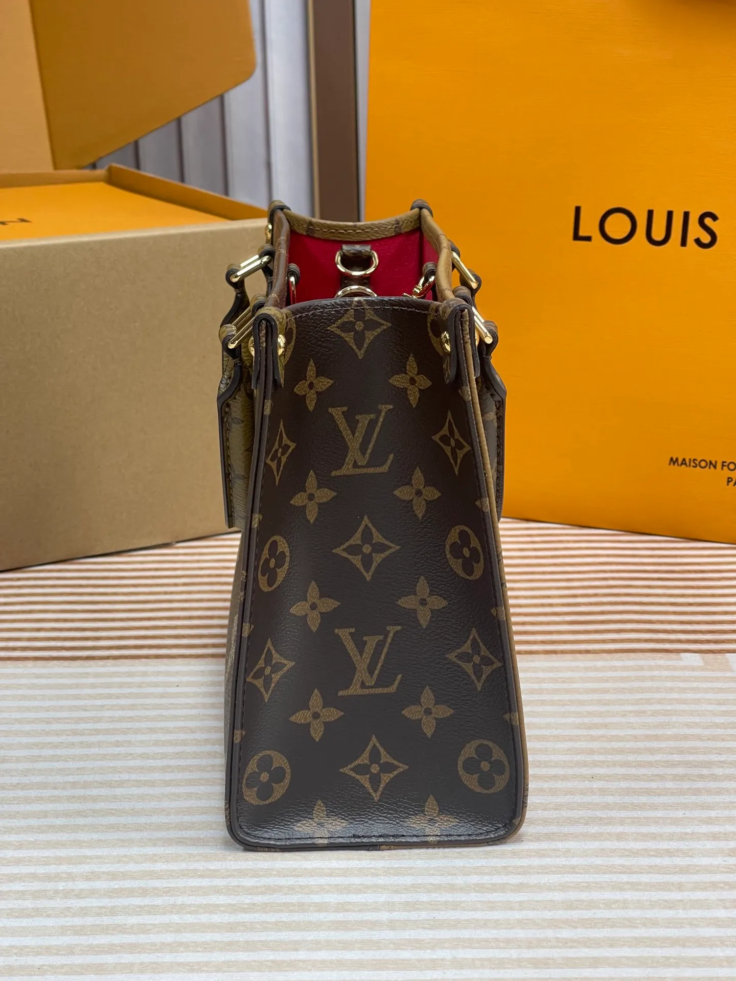 [Upgraded version] P640🐶M46373🐶Upgraded version. High quality. Semi-steel hardware. Comes with a full set of packaging❣️ONTHEGO small handbag This OnTheGo small handbag is made of Monogram and Monogram Reverse canvas, with the Monogram Giant pattern embellished on it. The Toron handle and the jacquard textured shoulder strap decorated with the brand's logo create a visual contrast, and the detachable coin bag is suitable for storing change or small items. It combines fashionable charm with various functions, making it a good daily companion. Dimensions: 25 x 19 x 11.5 cm
