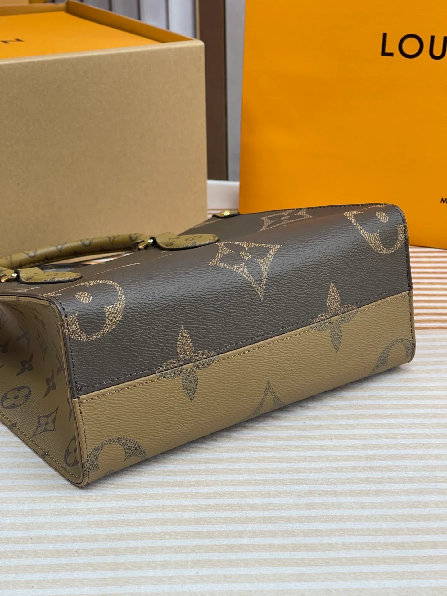 [Upgraded version] P640🐶M46373🐶Upgraded version. High quality. Semi-steel hardware. Comes with a full set of packaging❣️ONTHEGO small handbag This OnTheGo small handbag is made of Monogram and Monogram Reverse canvas, with the Monogram Giant pattern embellished on it. The Toron handle and the jacquard textured shoulder strap decorated with the brand's logo create a visual contrast, and the detachable coin bag is suitable for storing change or small items. It combines fashionable charm with various functions, making it a good daily companion. Dimensions: 25 x 19 x 11.5 cm