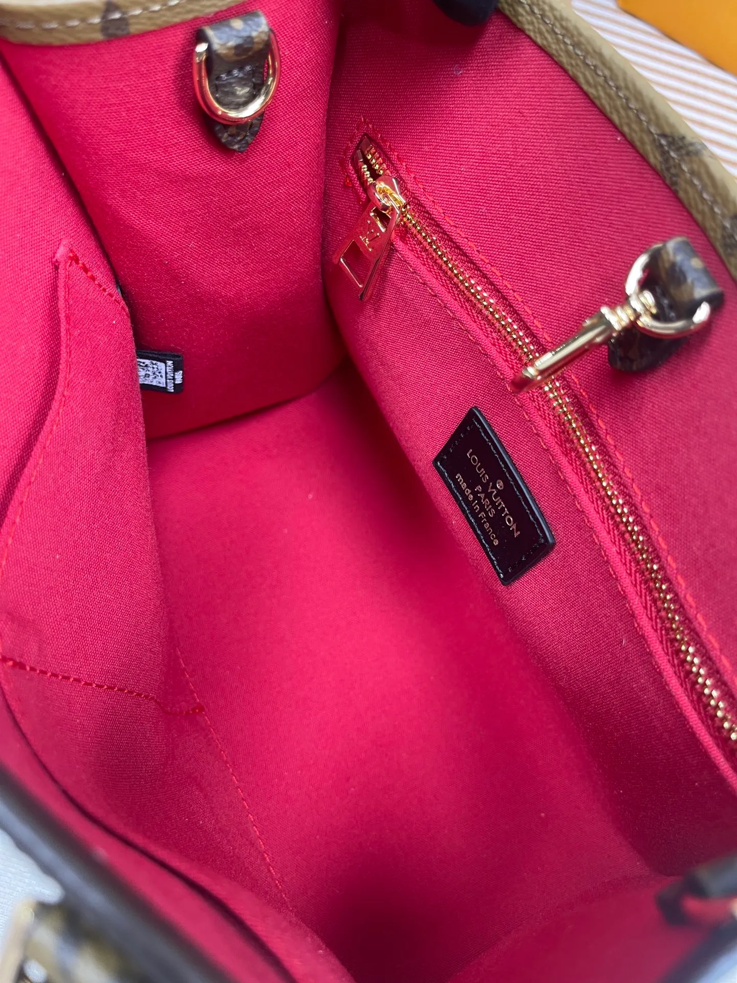 [Upgraded version] P640🐶M46373🐶Upgraded version. High quality. Semi-steel hardware. Comes with a full set of packaging❣️ONTHEGO small handbag This OnTheGo small handbag is made of Monogram and Monogram Reverse canvas, with the Monogram Giant pattern embellished on it. The Toron handle and the jacquard textured shoulder strap decorated with the brand's logo create a visual contrast, and the detachable coin bag is suitable for storing change or small items. It combines fashionable charm with various functions, making it a good daily companion. Dimensions: 25 x 19 x 11.5 cm