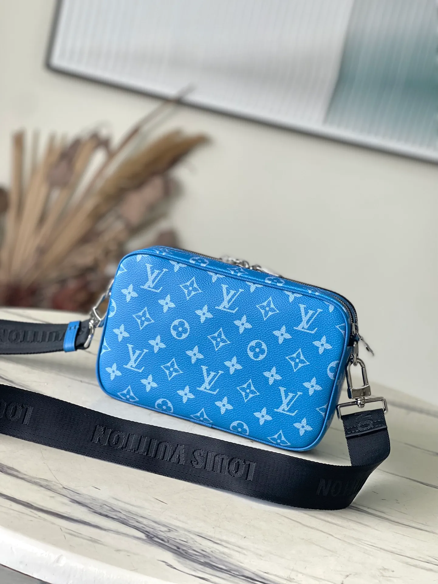 💰940 Top Original Order M31016 Blue Flower This Apha messenger bag is made of Monogram Eclipse canvas, with a delicate green shape using a stacking pen. The zipper compartment ensures the safety of items, and the rivets on the front pocket add the brand mark. Dimensions: 24 × 16 × 8 cm