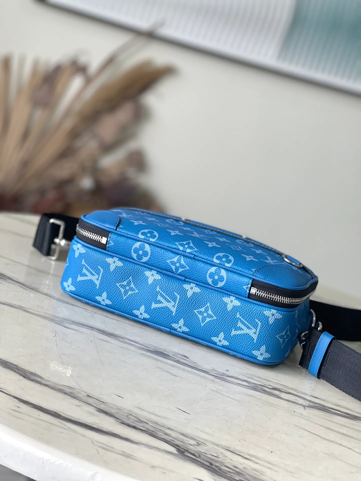 💰940 Top Original Order M31016 Blue Flower This Apha messenger bag is made of Monogram Eclipse canvas, with a delicate green shape using a stacking pen. The zipper compartment ensures the safety of items, and the rivets on the front pocket add the brand mark. Dimensions: 24 × 16 × 8 cm