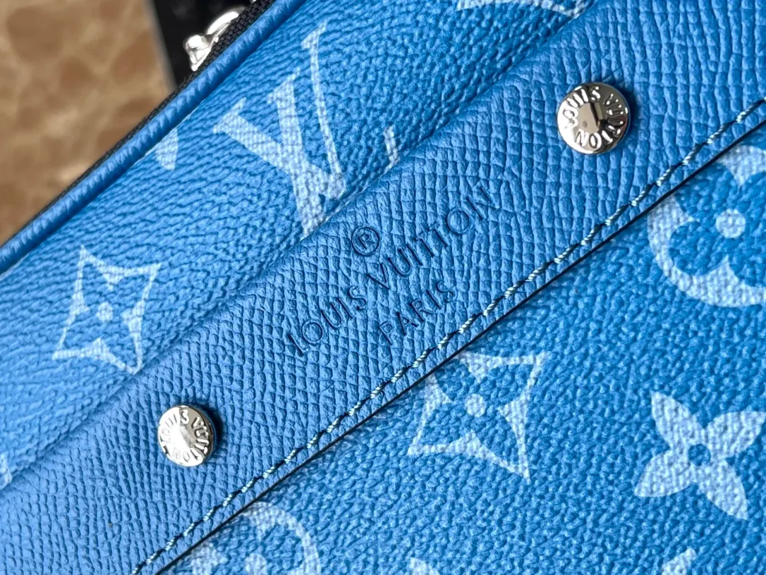 💰940 Top Original Order M31016 Blue Flower This Apha messenger bag is made of Monogram Eclipse canvas, with a delicate green shape using a stacking pen. The zipper compartment ensures the safety of items, and the rivets on the front pocket add the brand mark. Dimensions: 24 × 16 × 8 cm