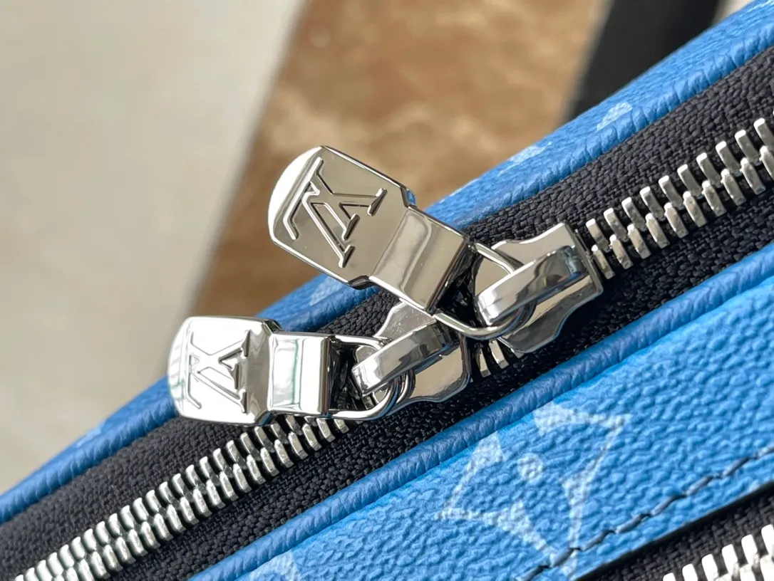 💰940 Top Original Order M31016 Blue Flower This Apha messenger bag is made of Monogram Eclipse canvas, with a delicate green shape using a stacking pen. The zipper compartment ensures the safety of items, and the rivets on the front pocket add the brand mark. Dimensions: 24 × 16 × 8 cm
