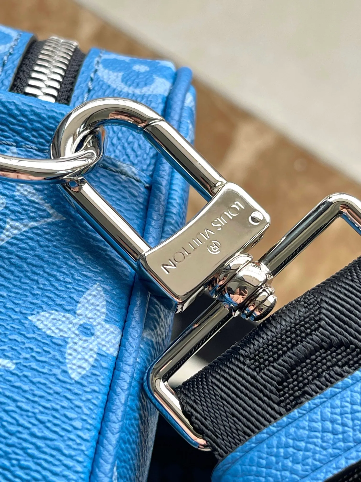 💰940 Top Original Order M31016 Blue Flower This Apha messenger bag is made of Monogram Eclipse canvas, with a delicate green shape using a stacking pen. The zipper compartment ensures the safety of items, and the rivets on the front pocket add the brand mark. Dimensions: 24 × 16 × 8 cm