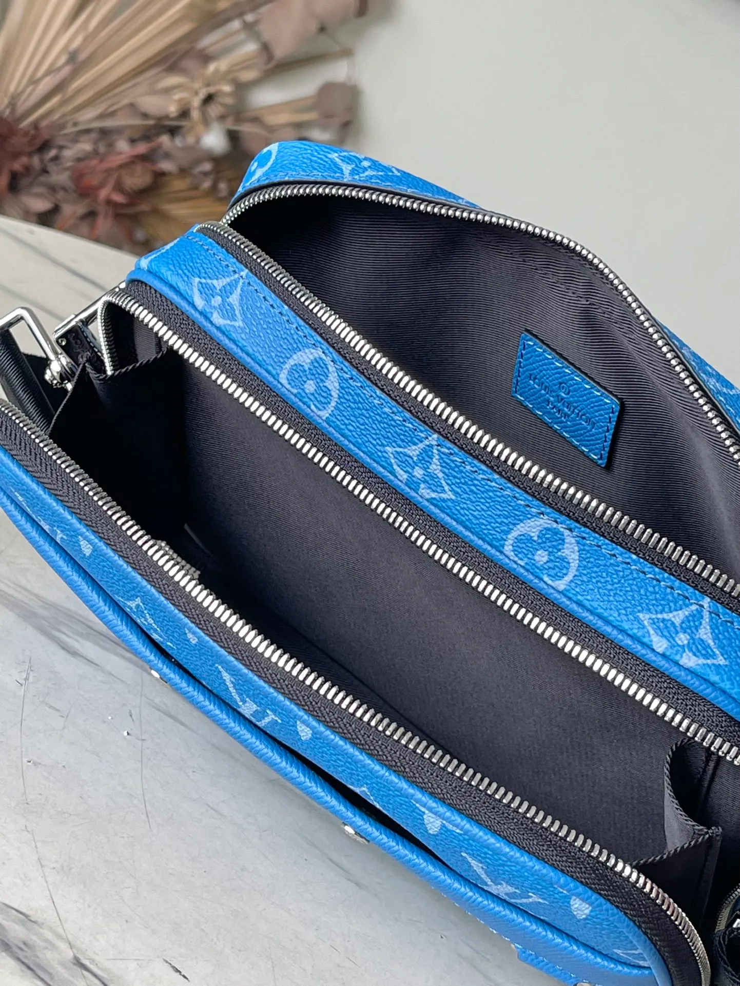 💰940 Top Original Order M31016 Blue Flower This Apha messenger bag is made of Monogram Eclipse canvas, with a delicate green shape using a stacking pen. The zipper compartment ensures the safety of items, and the rivets on the front pocket add the brand mark. Dimensions: 24 × 16 × 8 cm